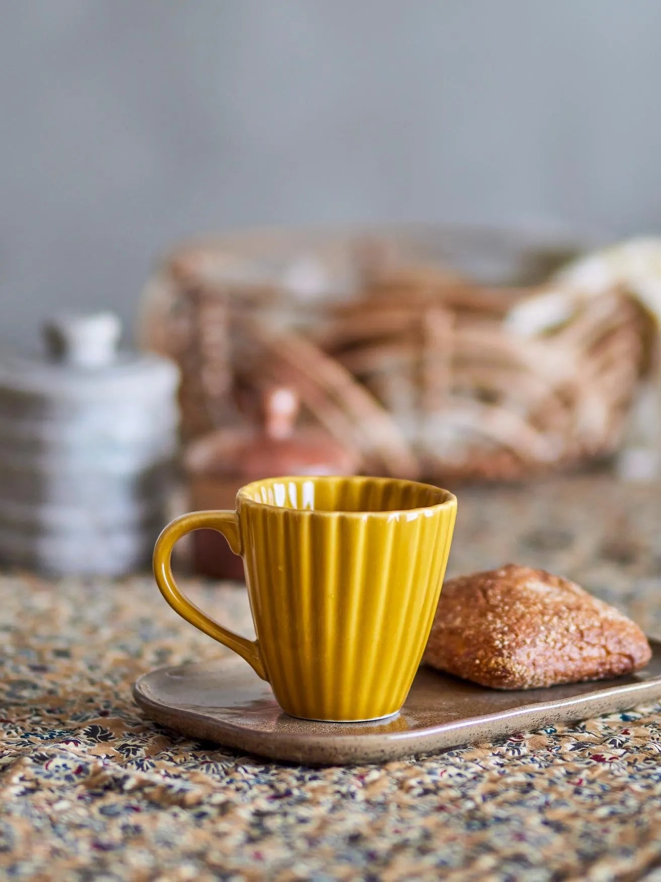 Latina Becher Gelb: Handgefertigtes Steingut mit sonniger Glasur.