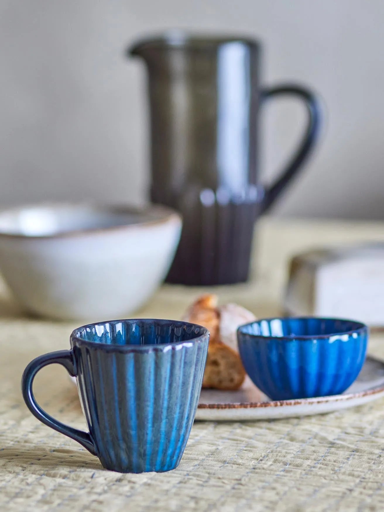 Latina Becher, Blue, Steingut in Blue präsentiert im Onlineshop von KAQTU Design AG. Glas ist von Bloomingville