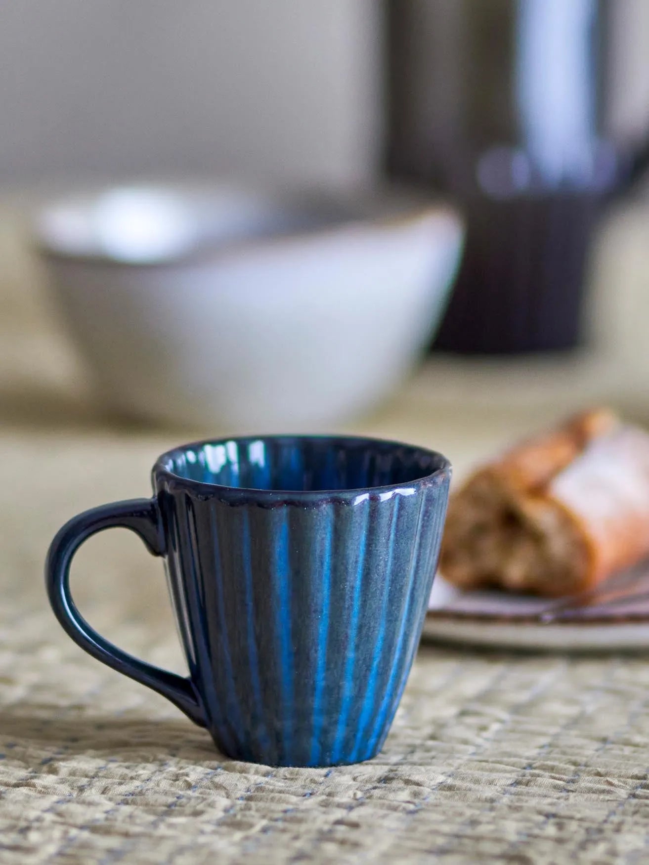 Latina Becher, Blue, Steingut in Blue präsentiert im Onlineshop von KAQTU Design AG. Glas ist von Bloomingville