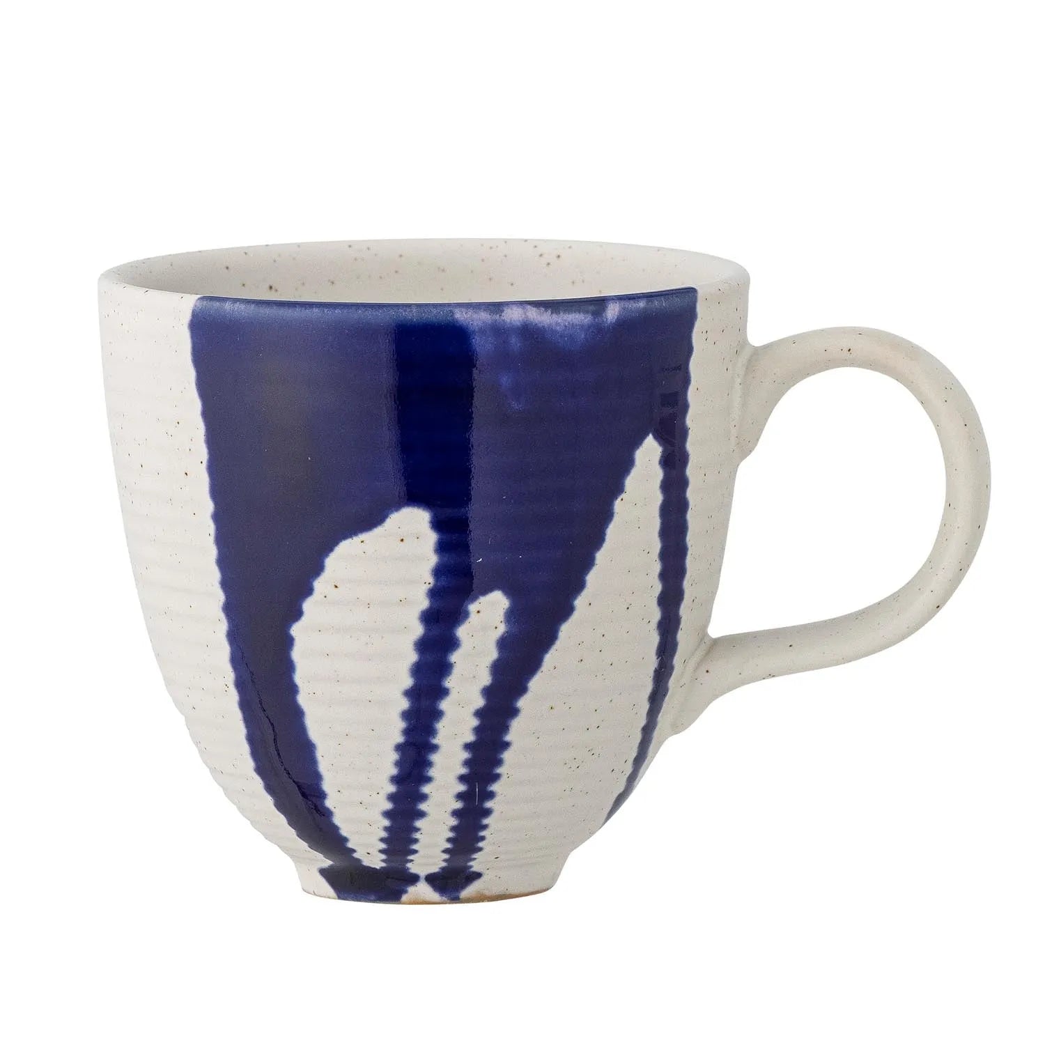 Okayama Tasse von Bloomingville: Handgefertigtes Steingut mit einzigartiger blauer Glasur, ideal für stilvollen Kaffeegenuss.