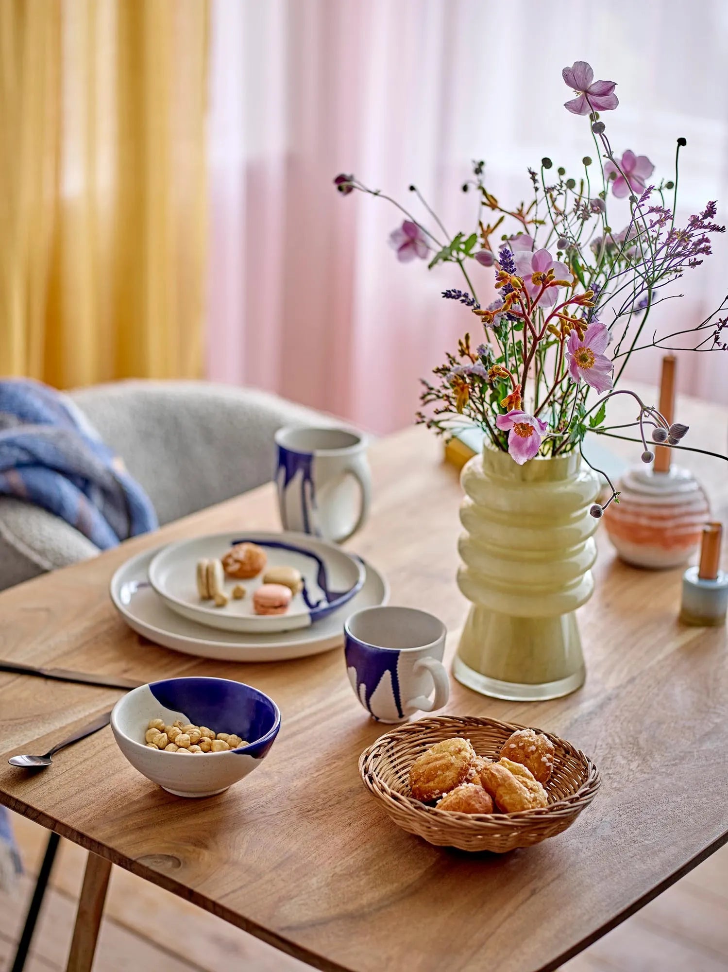 Die Okayama Tasse von Bloomingville: Einzigartige, handgefertigte Steingut-Tasse mit faszinierender blauer Glasur.