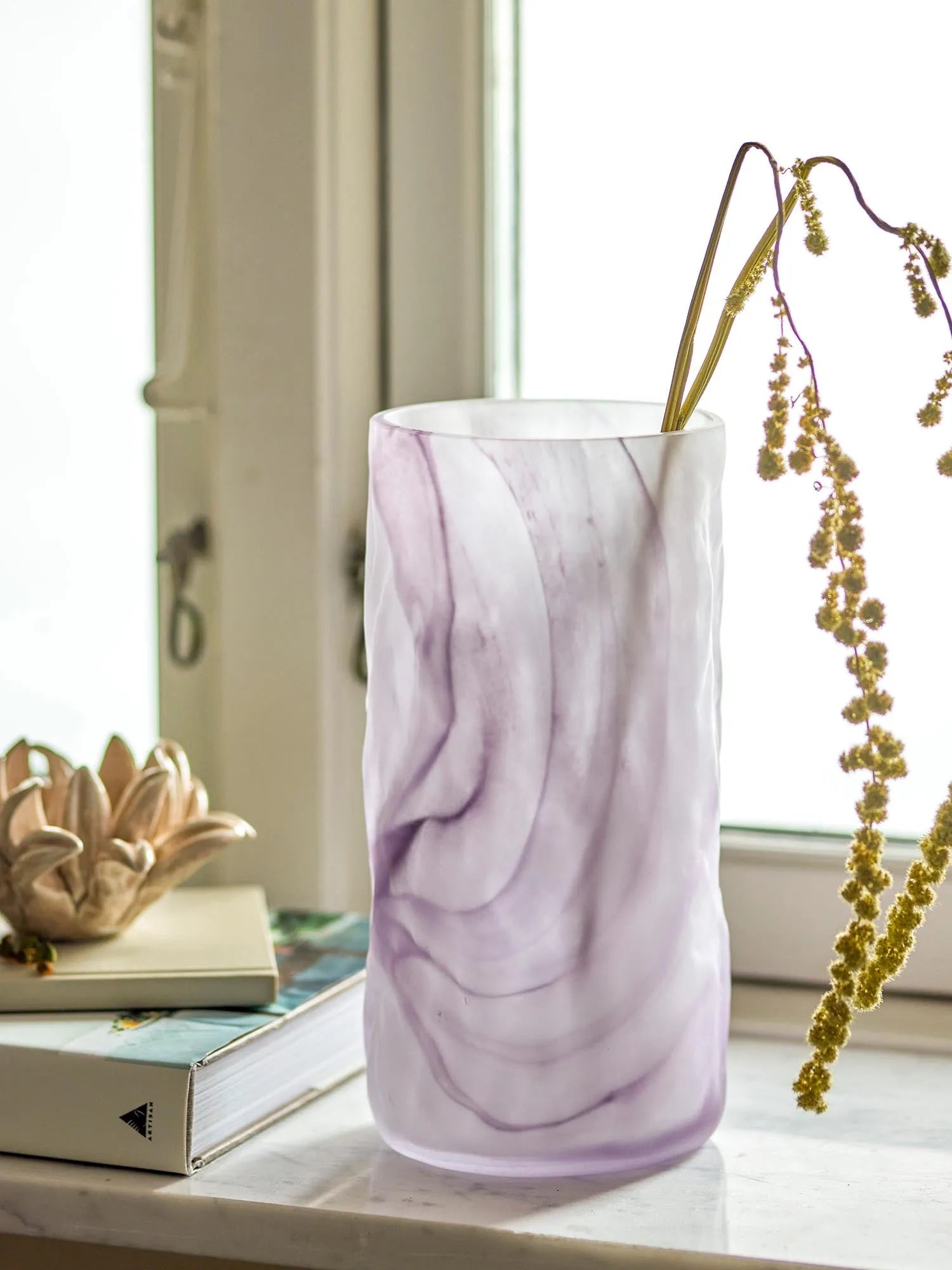 Die Moore Vase in Violett von Bloomingville: Ein handgefertigtes Glasunikat mit elegantem Marmoreffekt, das jeden Raum veredelt.