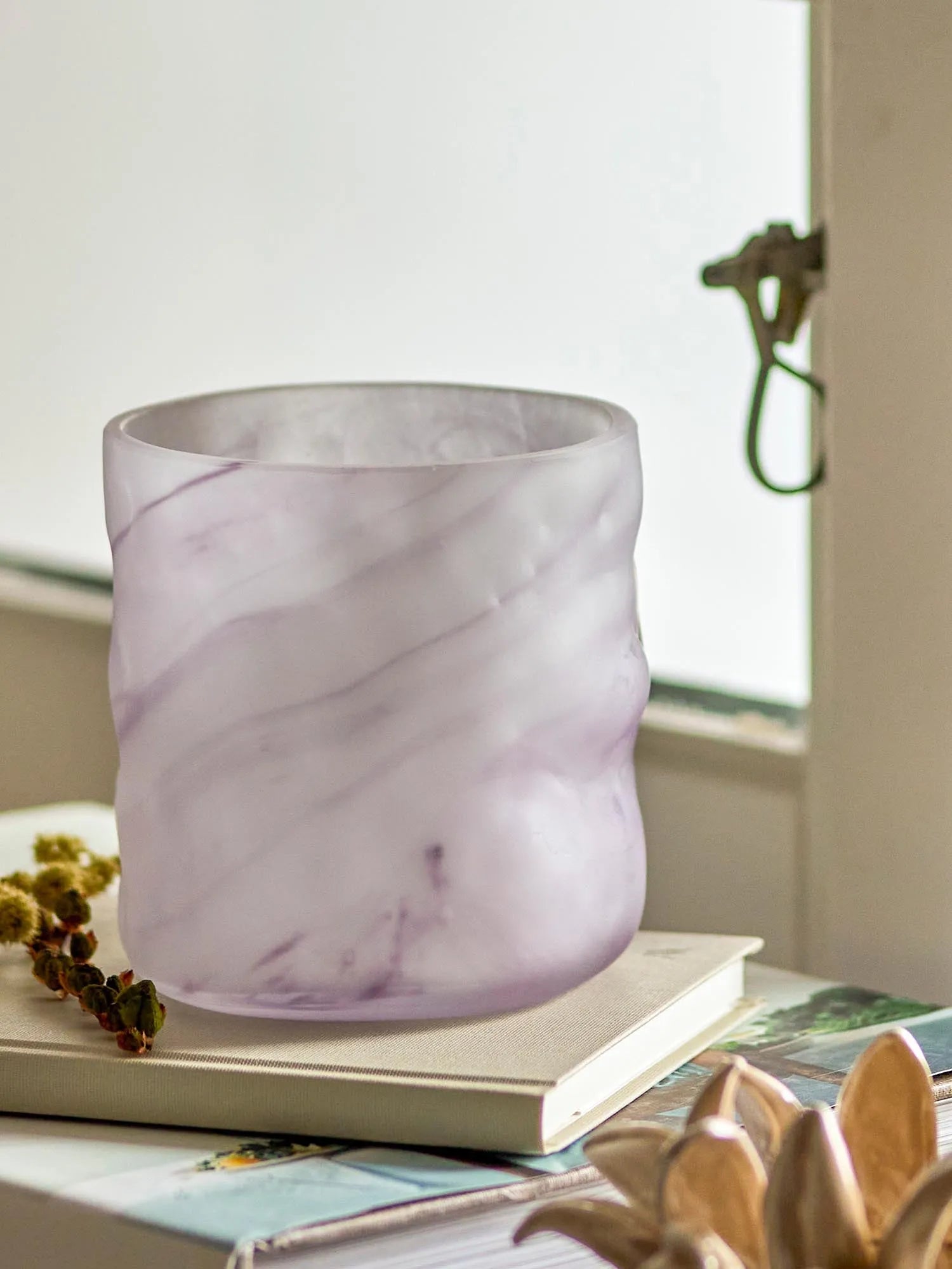 Moore Teelichthalter, Violett, Glas in Lila präsentiert im Onlineshop von KAQTU Design AG. Kerzenständer ist von Bloomingville