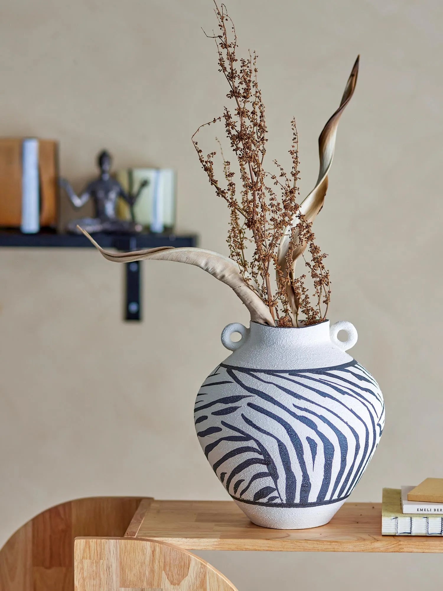 Togo Vase, Schwarz, Steingut in Schwarz präsentiert im Onlineshop von KAQTU Design AG. Vase ist von Bloomingville