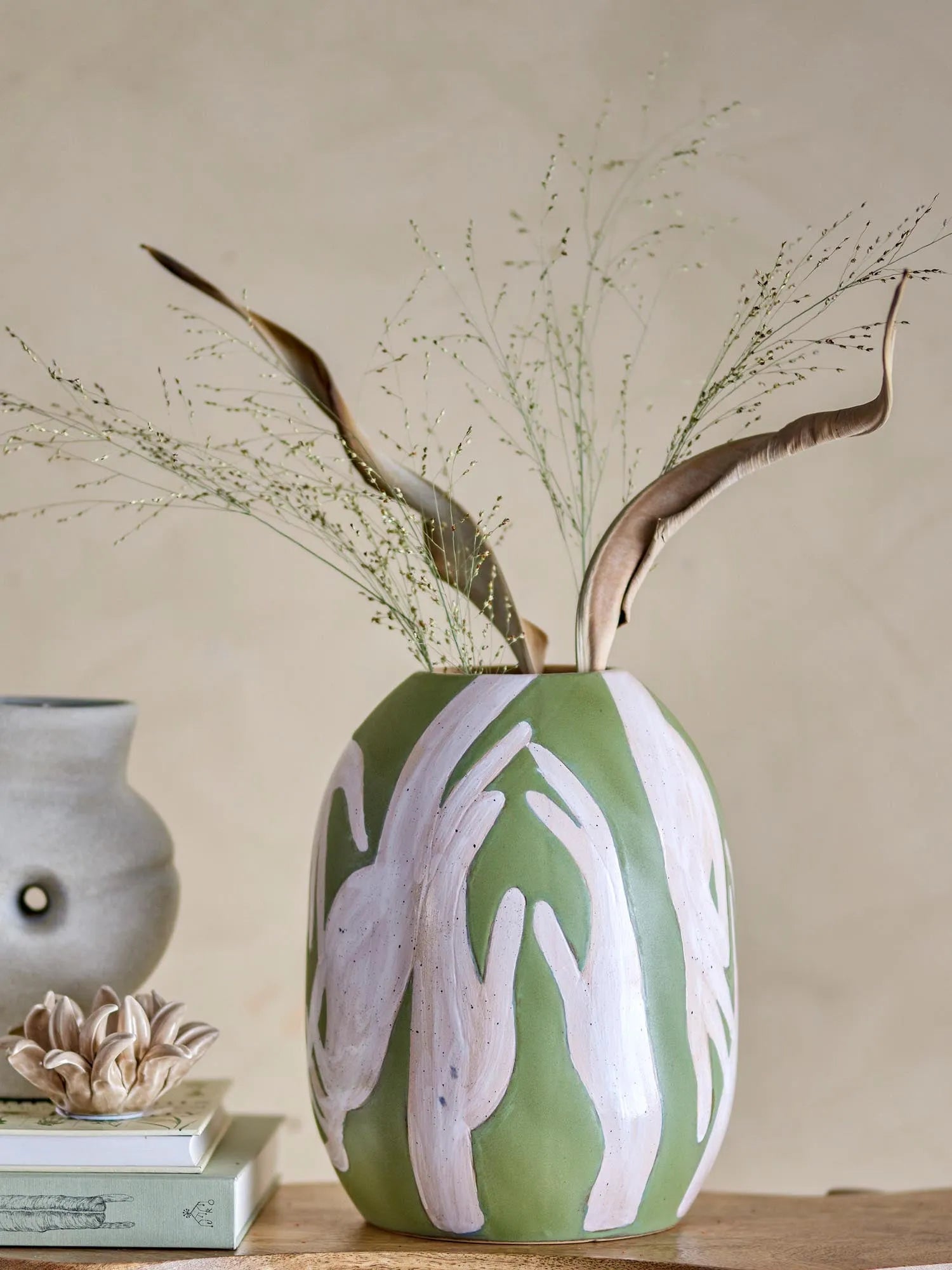 Adalena Deko-Vase, Grün, Steingut in Grün präsentiert im Onlineshop von KAQTU Design AG. Vase ist von Bloomingville