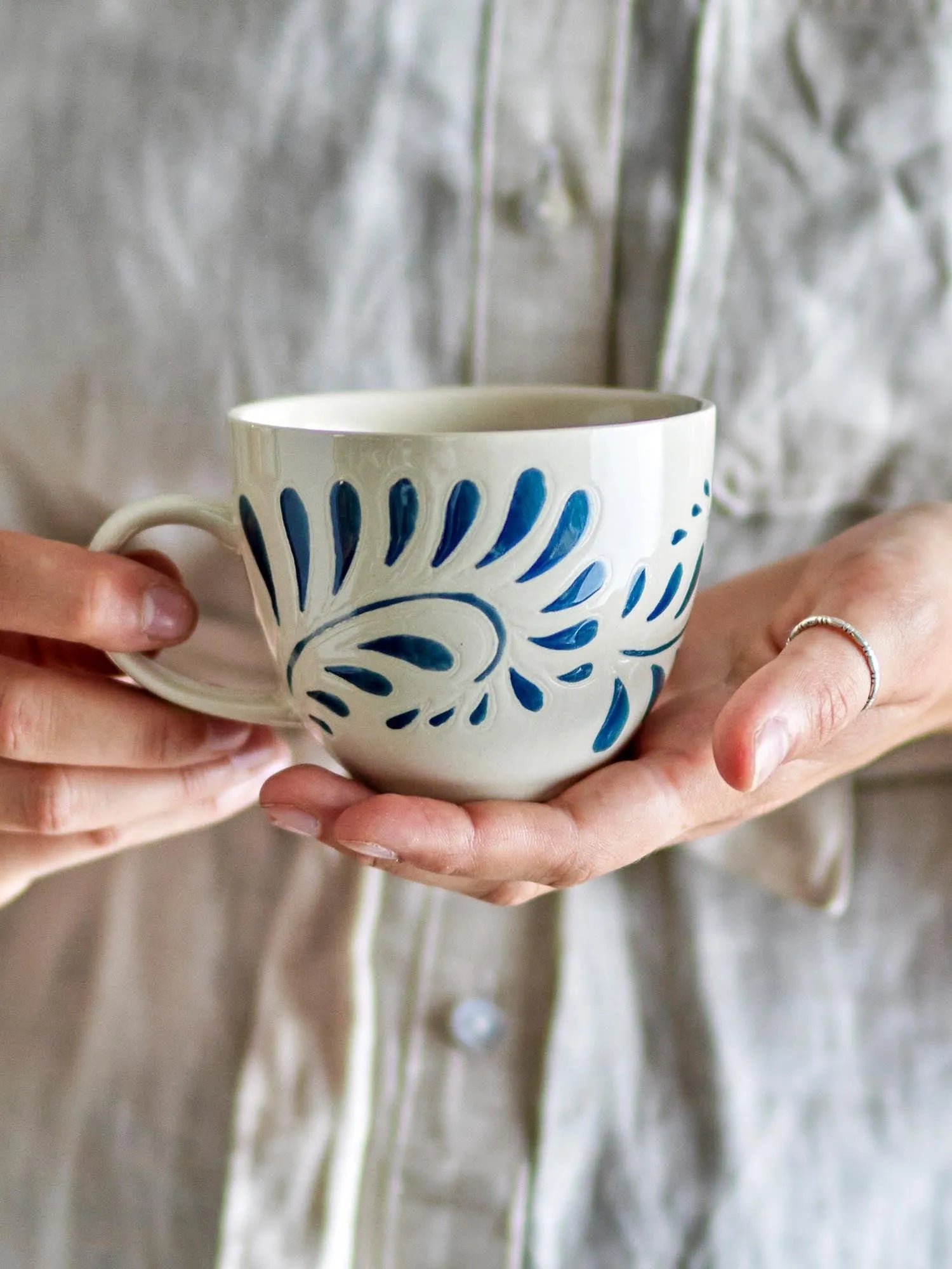 Heikki Tasse, Blue, Steingut in Blau präsentiert im Onlineshop von KAQTU Design AG. Tasse ist von Bloomingville