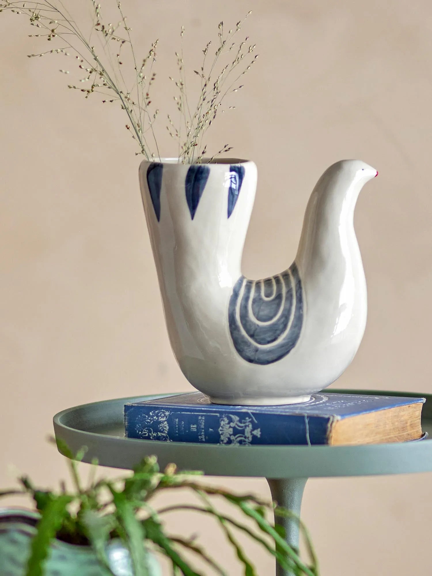 Trudy Vase, Weiss, Steingut in Weiß präsentiert im Onlineshop von KAQTU Design AG. Vase ist von Bloomingville