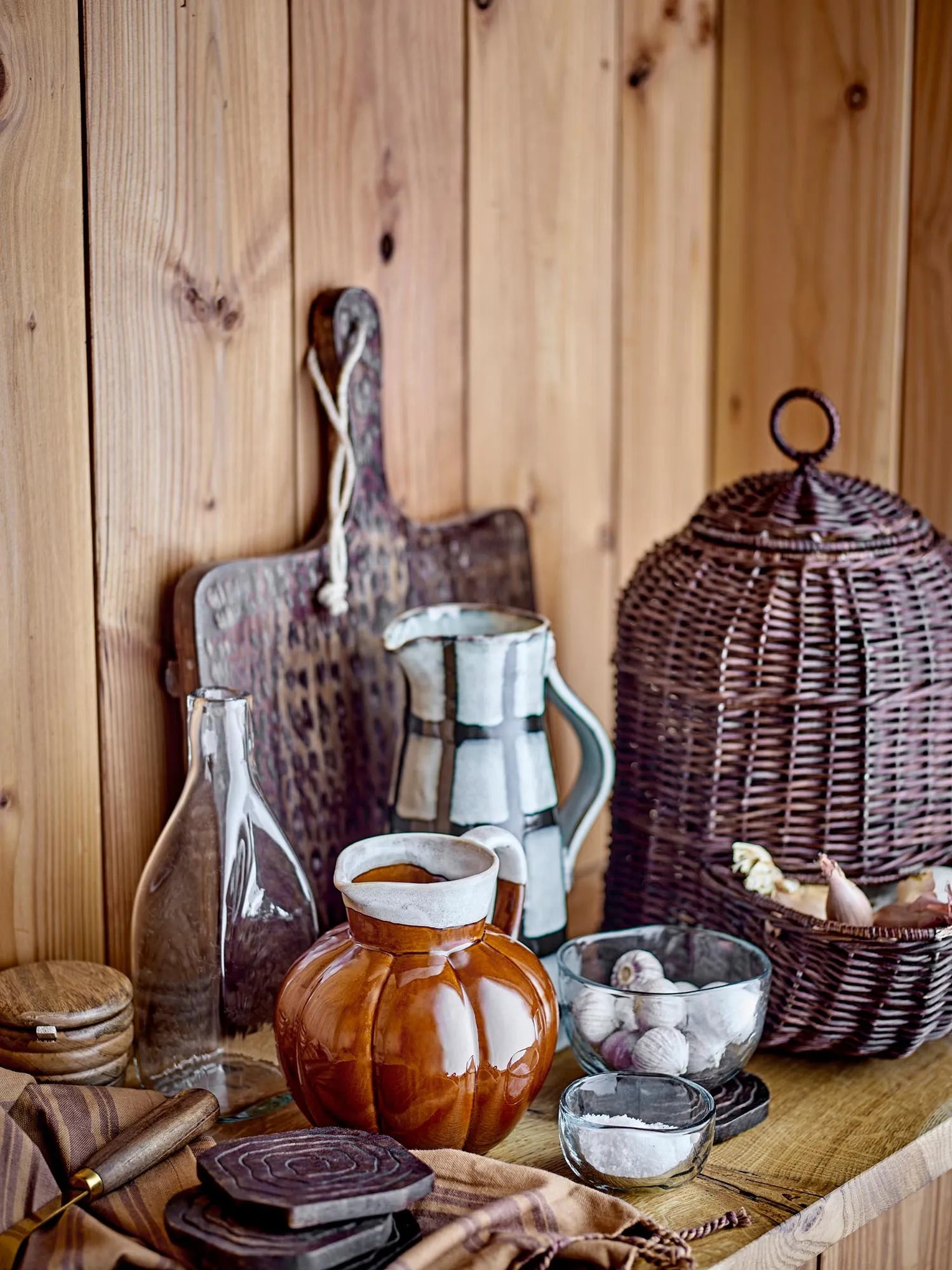 Eleganter Aiwan Krug aus Steingut, handbemalt mit Karomuster, ideal als stilvolle Vase oder für Getränke.