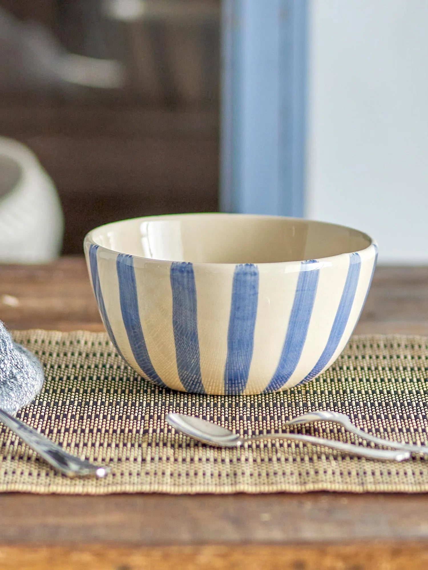 Elegante Steingutschale in Blau mit handgemaltem Streifenmuster, ideal für Snacks oder als stilvolles Dekor.