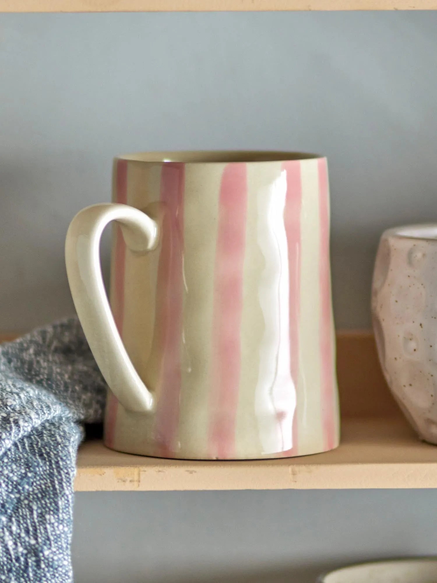 Begonia Becher, Rose, Steingut in Rose präsentiert im Onlineshop von KAQTU Design AG. Tasse ist von Creative Collection