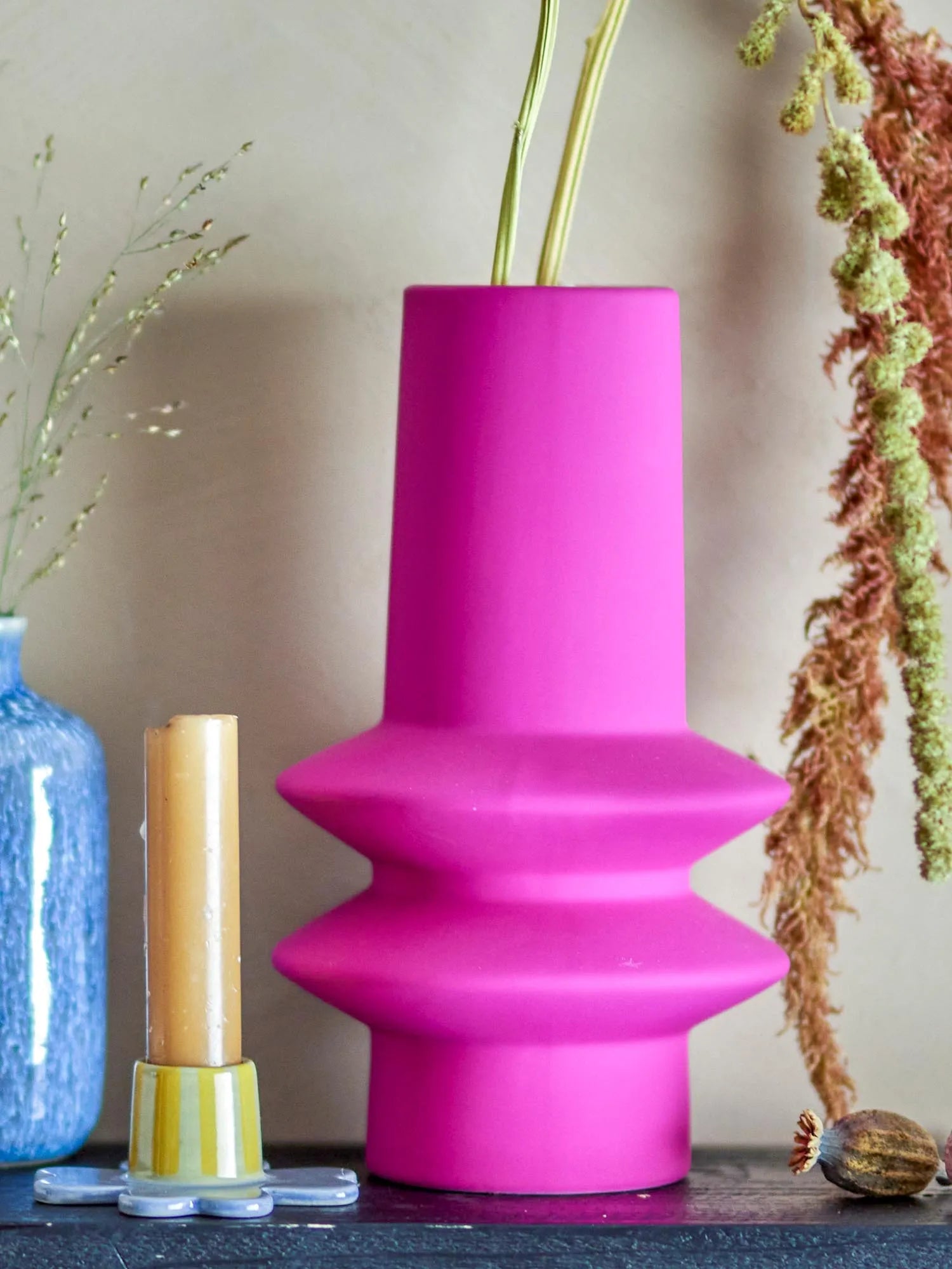 Isold Vase, Pink, Steingut in Rosa präsentiert im Onlineshop von KAQTU Design AG. Vase ist von Bloomingville