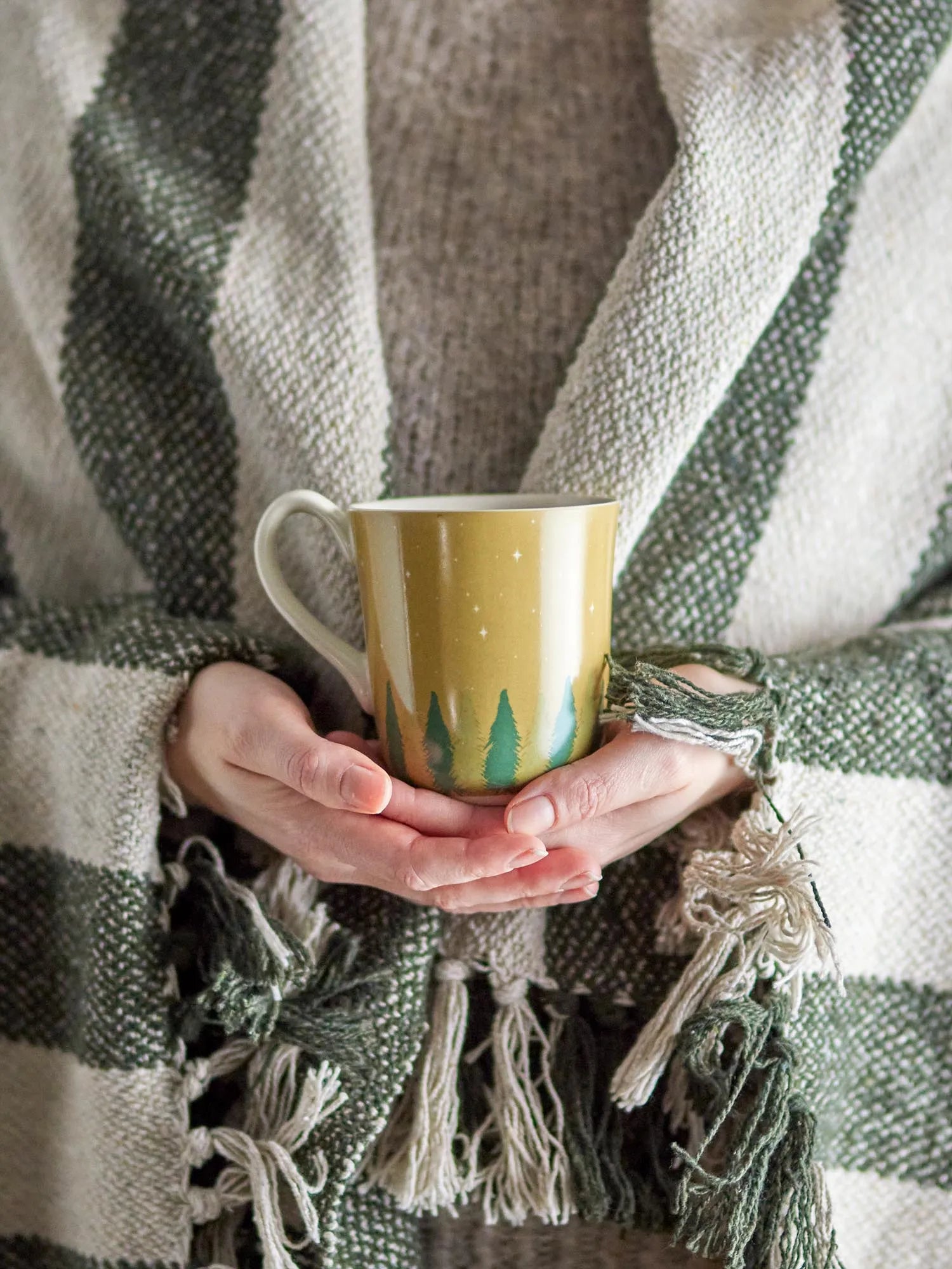 Der Spruce Becher von Bloomingville: Elegantes Steingut mit Tannenbaum- und Sternmotiv, ideal für stilvolle Tee- und Kaffeestunden.