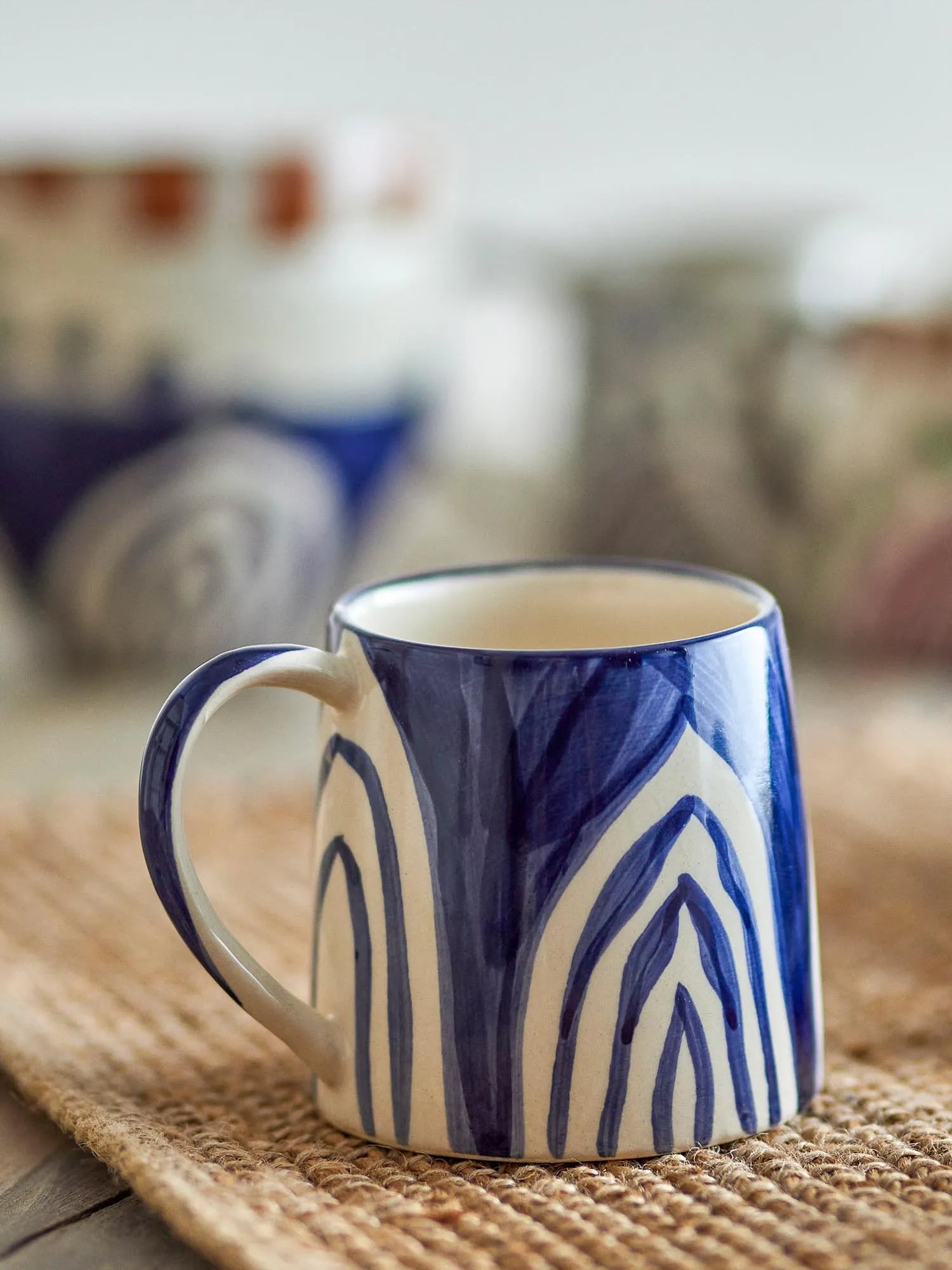 Elegante Shama Tasse aus Steingut in Blau, handbemalt, langlebig, spülmaschinen- und mikrowellengeeignet.