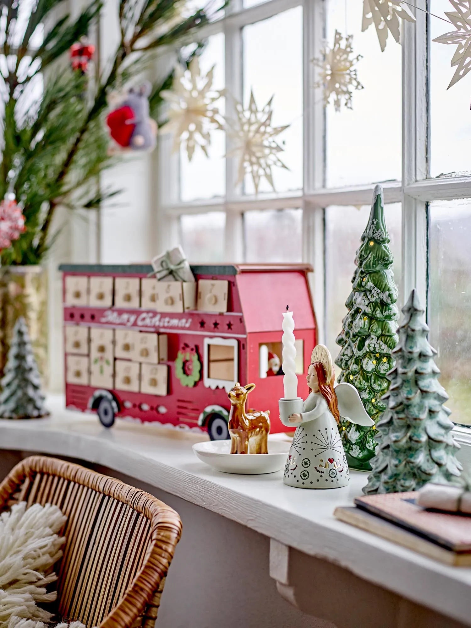 Ein roter Adventskalender aus Sperrholz mit Licht, 24 Schubladen, skandinavisches Design, langlebig und stilvoll.