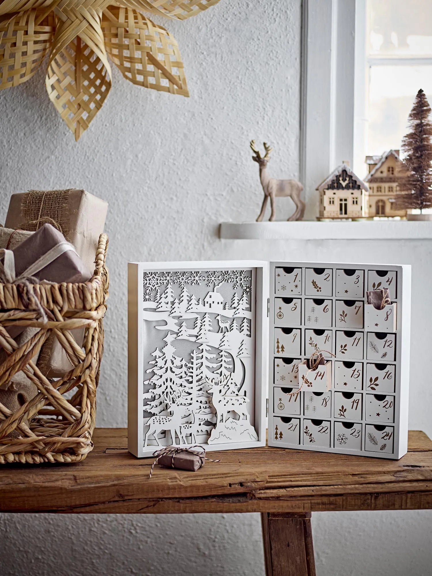 Eleganter Adventskalender aus Sperrholz mit warmem Licht, 24 Schubladen für kreative Überraschungen.