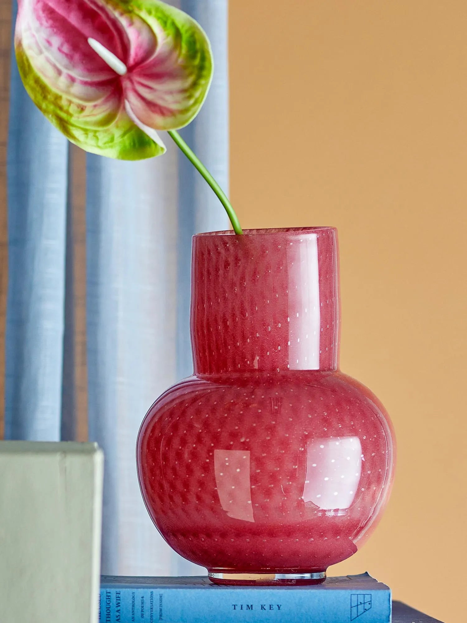 Die Roscoe Vase von Bloomingville: Einzigartige Glasbläserkunst in sanften Rottönen, robust und vielseitig für jeden Einrichtungsstil.