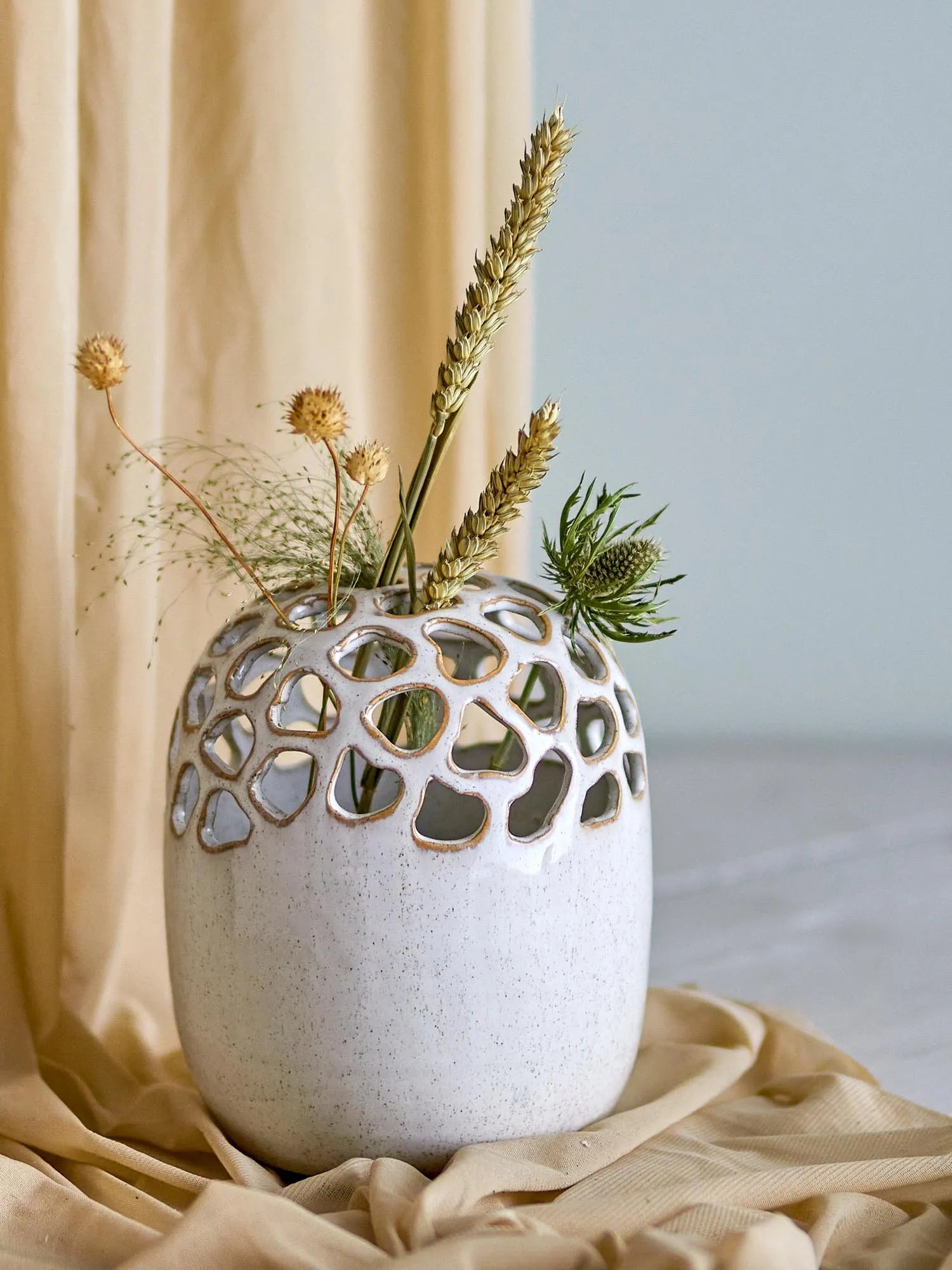 Elissa Vase, Natur, Steingut in Natur präsentiert im Onlineshop von KAQTU Design AG. Vase ist von Bloomingville