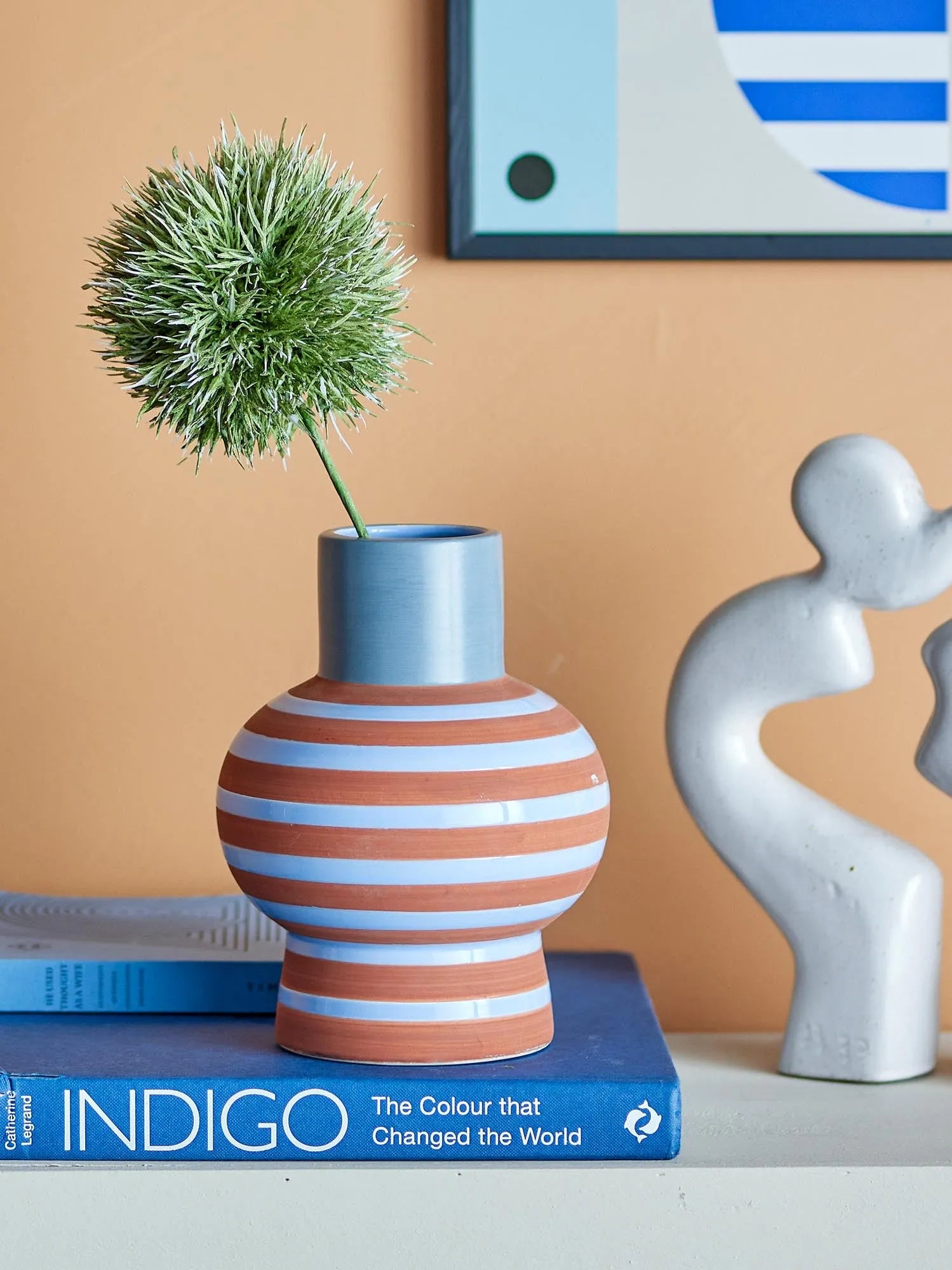 Lindir Vase, Blue, Steingut in Blau präsentiert im Onlineshop von KAQTU Design AG. Vase ist von Bloomingville