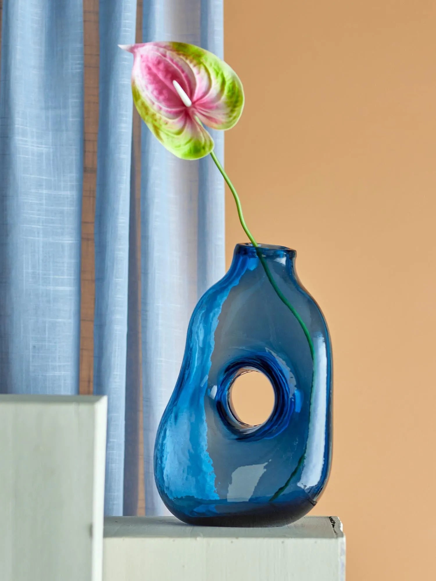 Harri Vase, Blue, Glas in Blau präsentiert im Onlineshop von KAQTU Design AG. Vase ist von Bloomingville