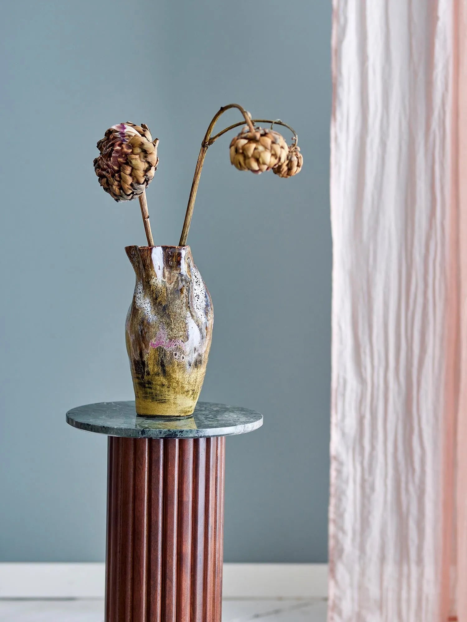 Die Benoit Vase aus braunem Steingut vereint traditionelle Handwerkskunst mit modernem Design und einzigartiger Glasur.