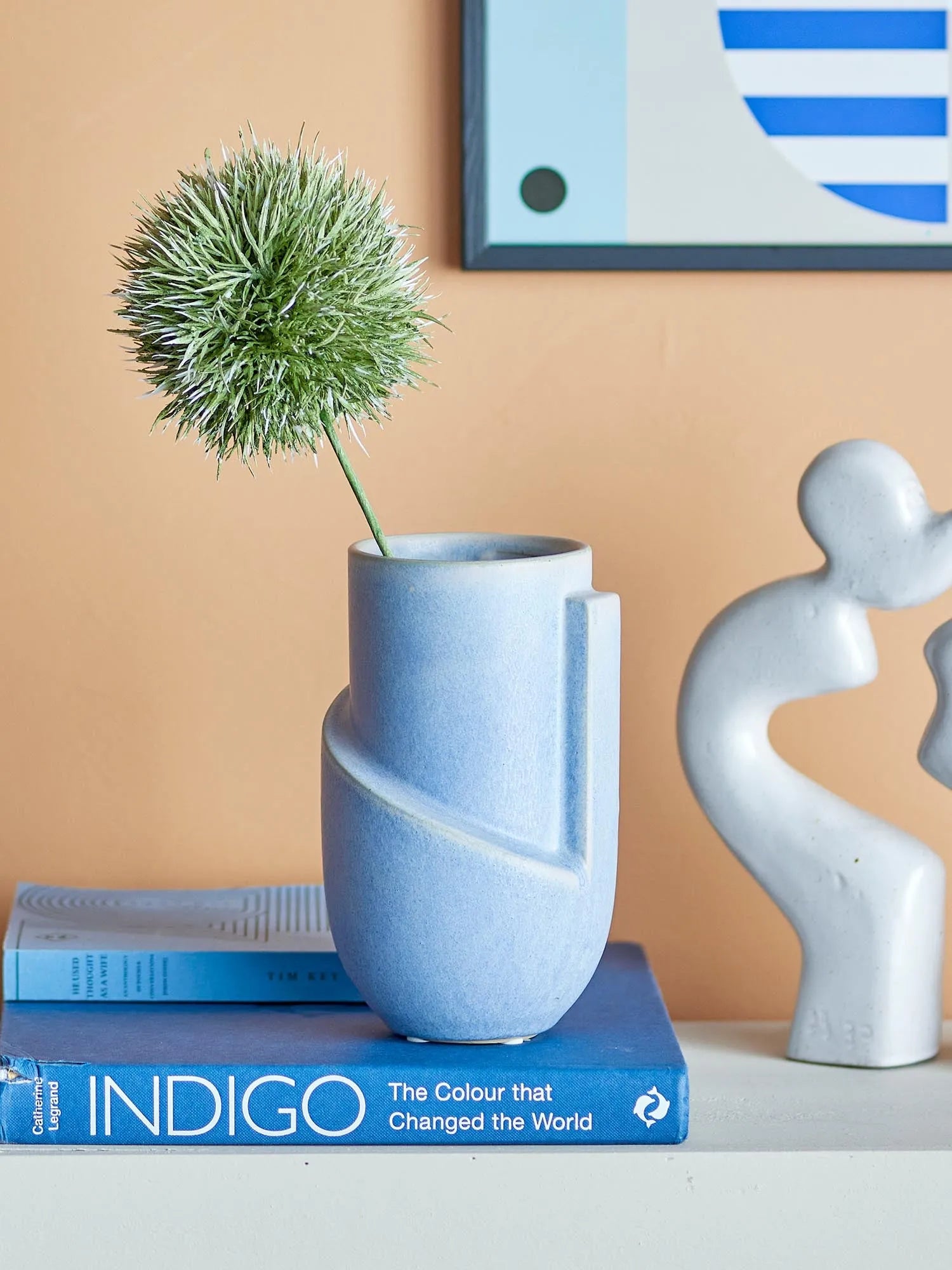 Norbert Vase, Blue, Steingut in Blau präsentiert im Onlineshop von KAQTU Design AG. Vase ist von Bloomingville