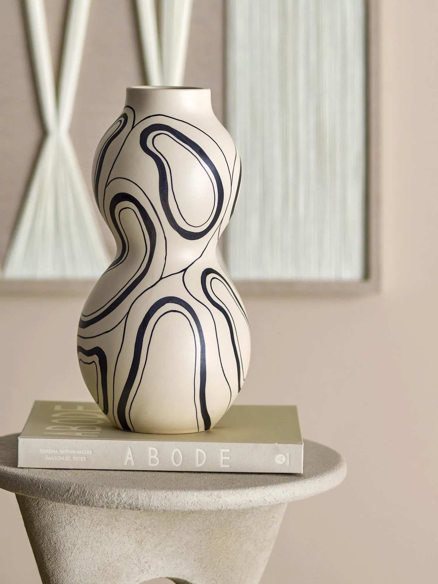 Nicola Vase, Schwarz, Steingut in Schwarz präsentiert im Onlineshop von KAQTU Design AG. Vase ist von Bloomingville