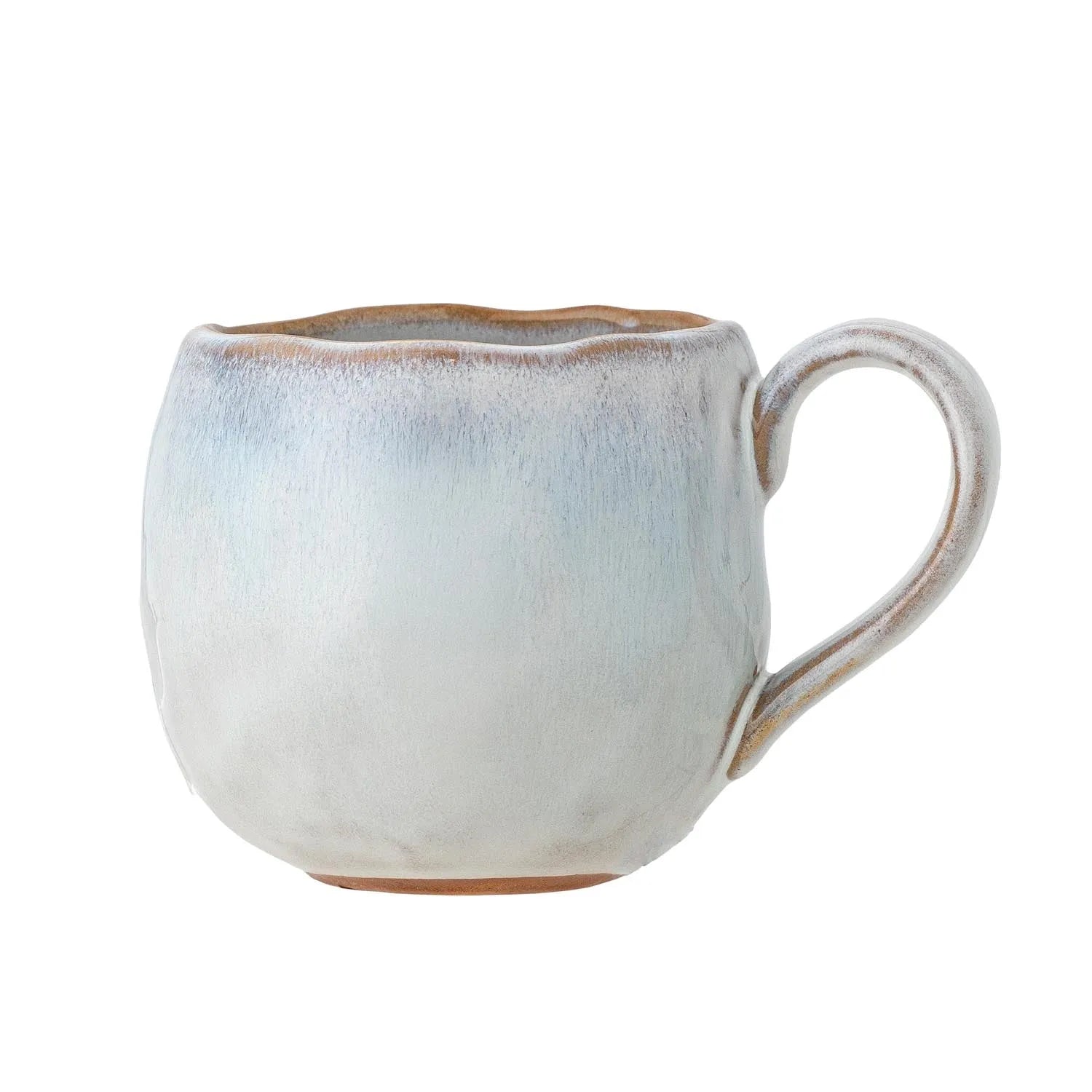 Die Estella Tasse von Bloomingville vereint skandinavisches Design mit robustem Steingut in einzigartigen Blau- und Lilatönen.