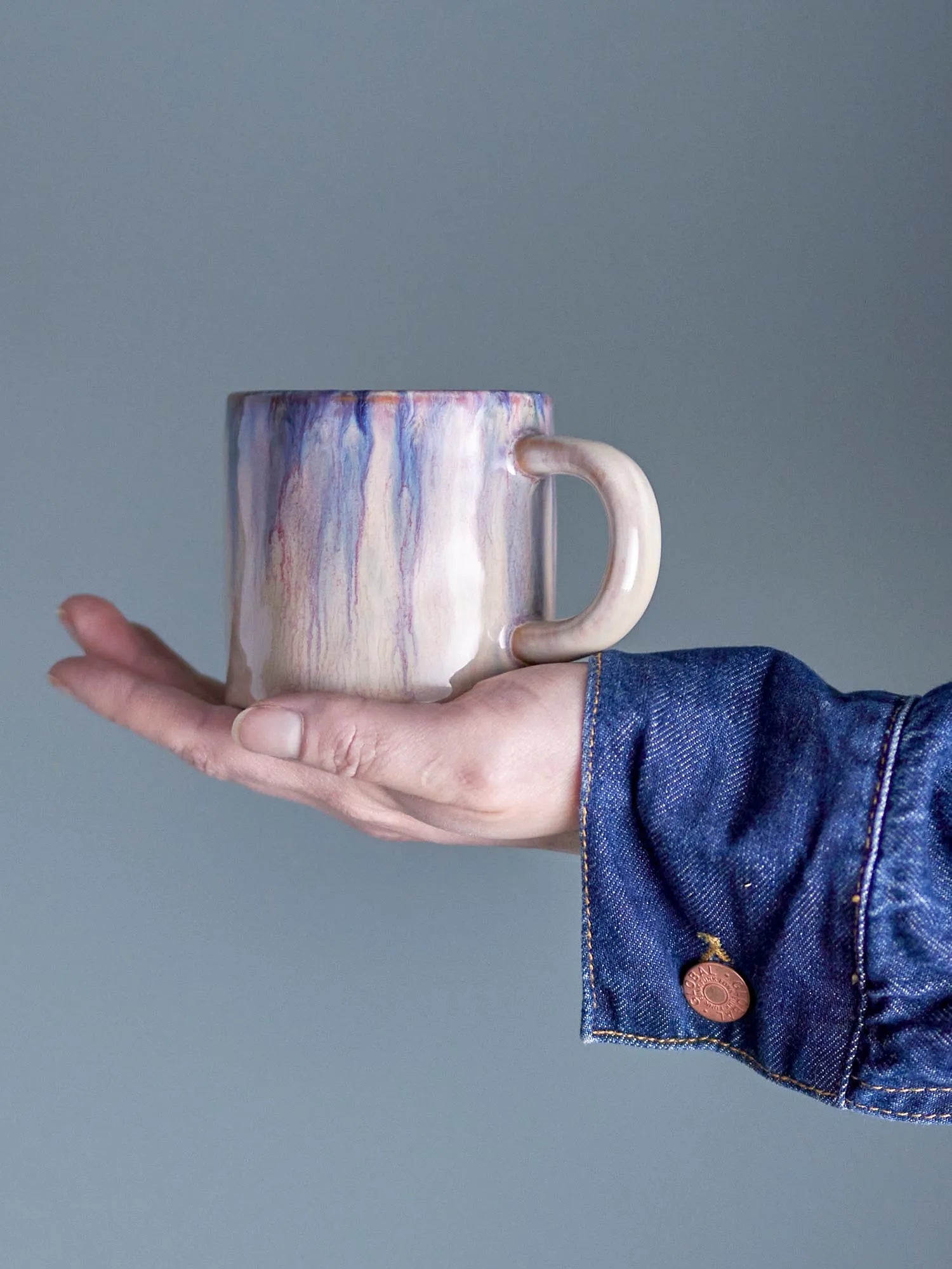 Die Amalia Tasse von Bloomingville vereint robustes Steingut mit einzigartiger Glasur in Blau, ideal für stilvollen Teegenuss.