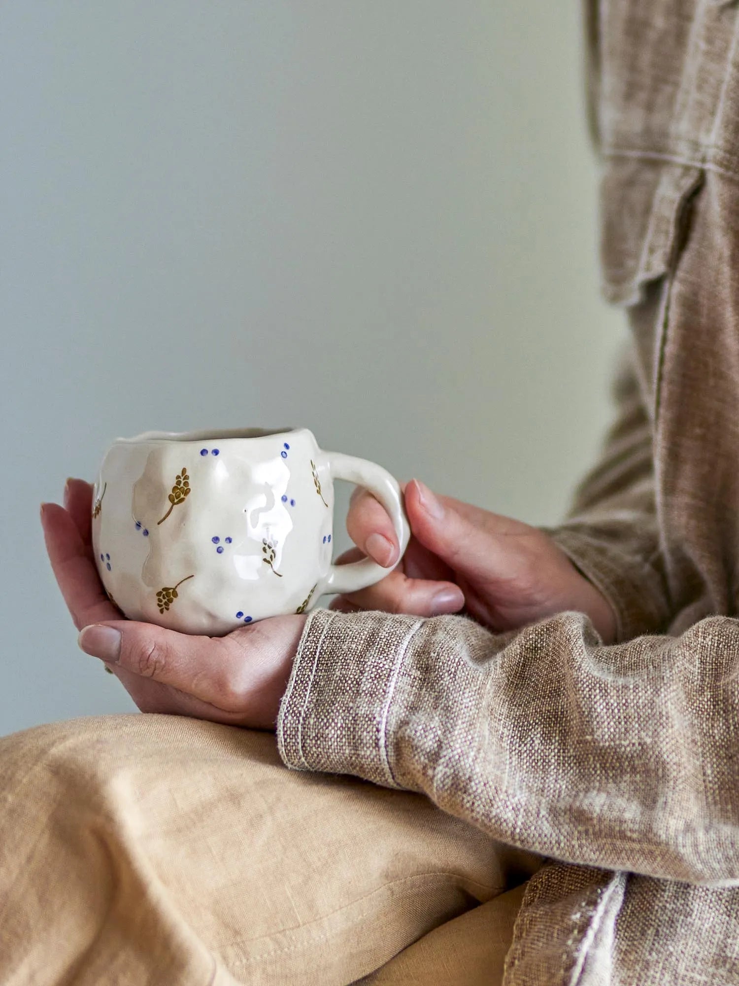 Elegante weiße Steingut-Tasse mit handdekorierter Textur, die Wärme speichert und stilvoll auf jedem Tisch wirkt.