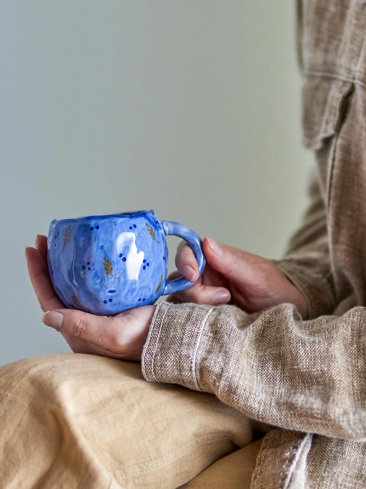 Pippine Tasse, Blue, Steingut in Blau präsentiert im Onlineshop von KAQTU Design AG. Tasse ist von Bloomingville