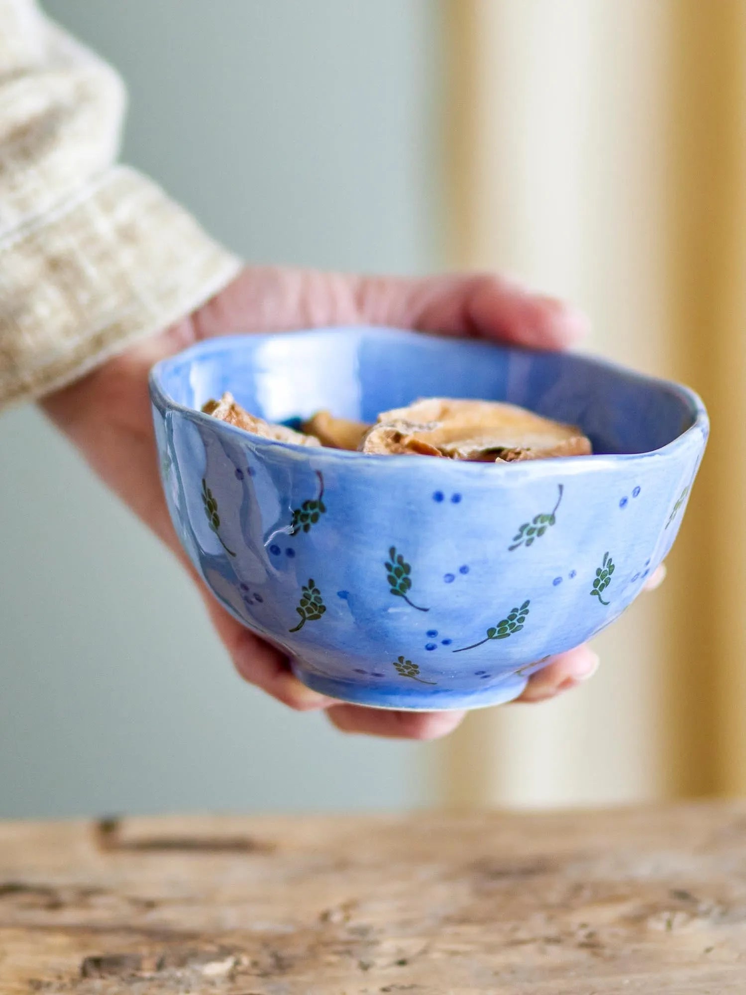 Die Pippine Schale in tiefem Blau vereint robustes Steingut mit skandinavischem Design, ideal für stilvolle Tischarrangements.