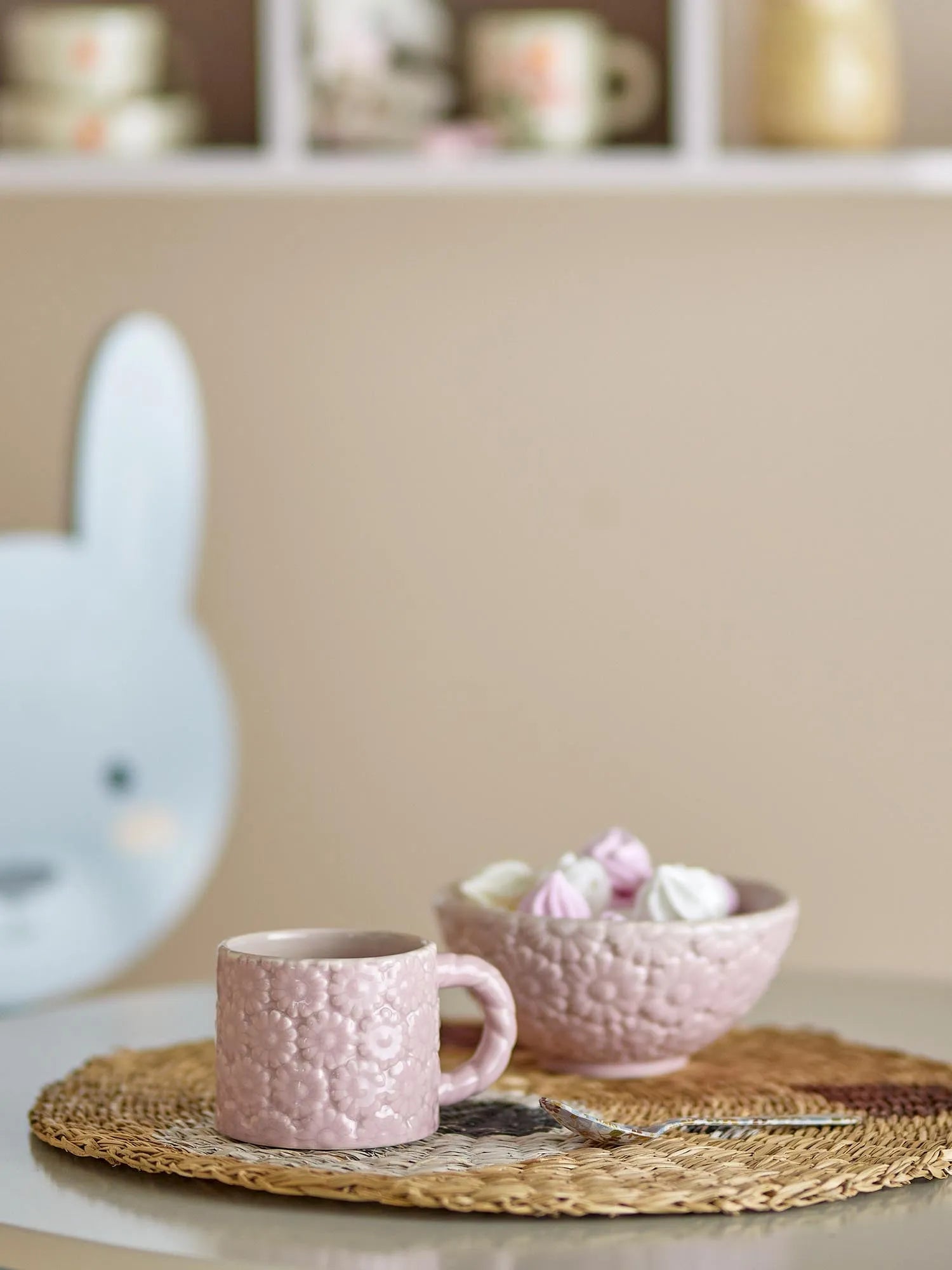 Die Benji Tasse in Rosé mit Gänseblümchenmuster: robustes Steingut, ideal für Kinder, ein fröhlicher Alltagsbegleiter.