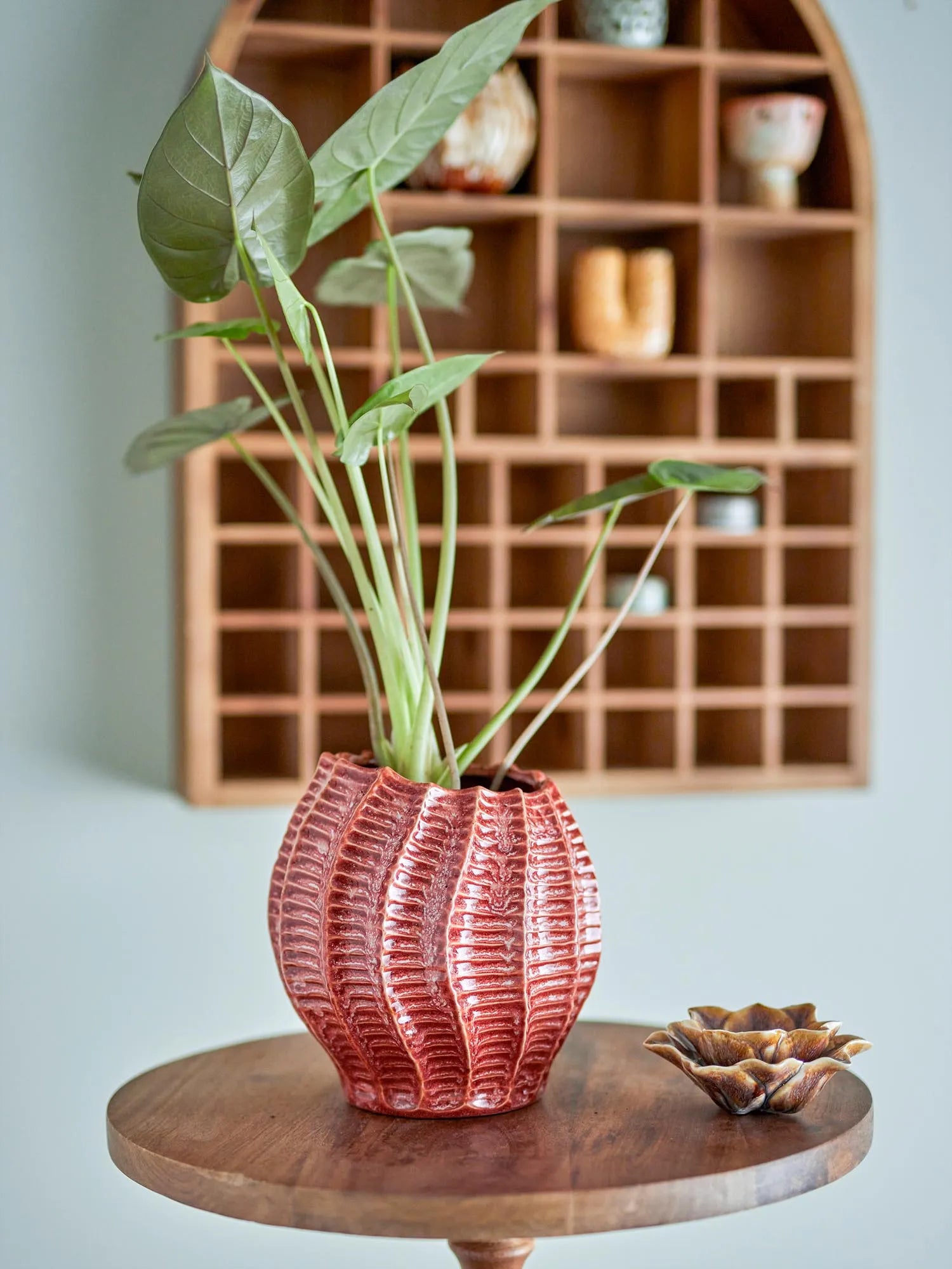 Elegante Steingutvase in Rosa mit einzigartiger Glasur, ideal für Blumenarrangements und als stilvolles Dekor.