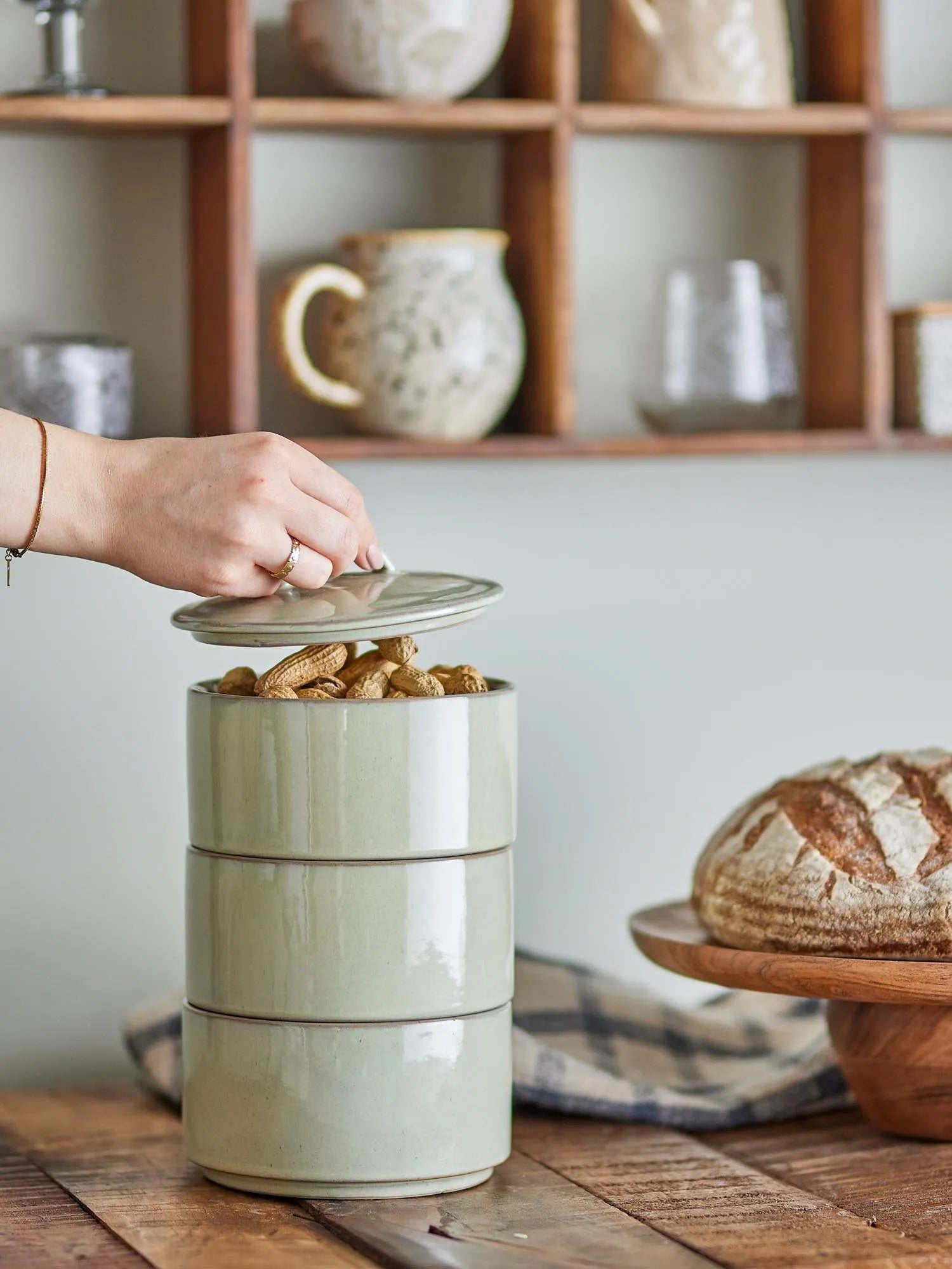 Ebba Gefäss mit Deckel, Grün, Steingut in Grün präsentiert im Onlineshop von KAQTU Design AG. Krug ist von Creative Collection