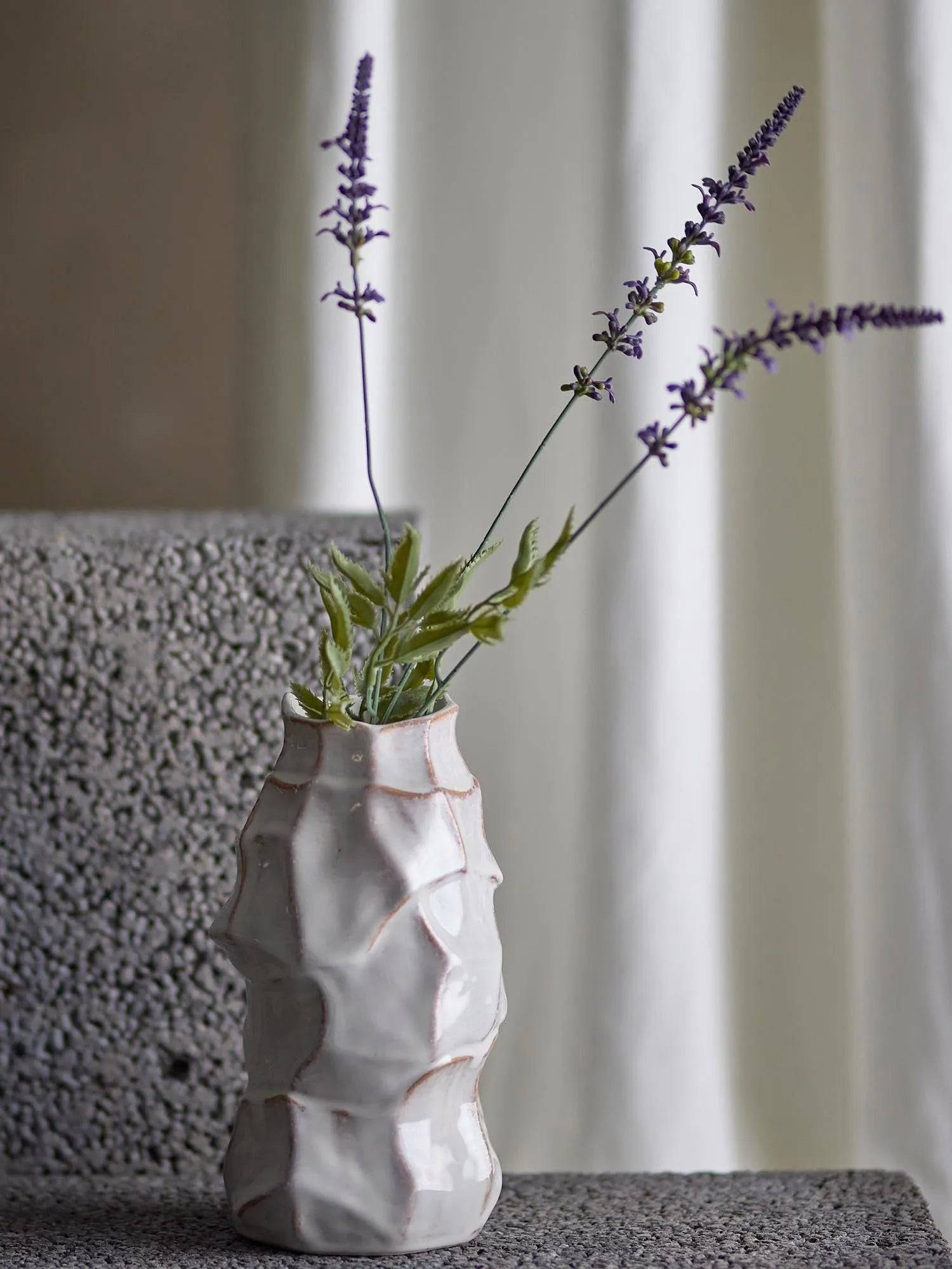 Dolores Vase, Weiss, Steingut in Weiß präsentiert im Onlineshop von KAQTU Design AG. Vase ist von Bloomingville