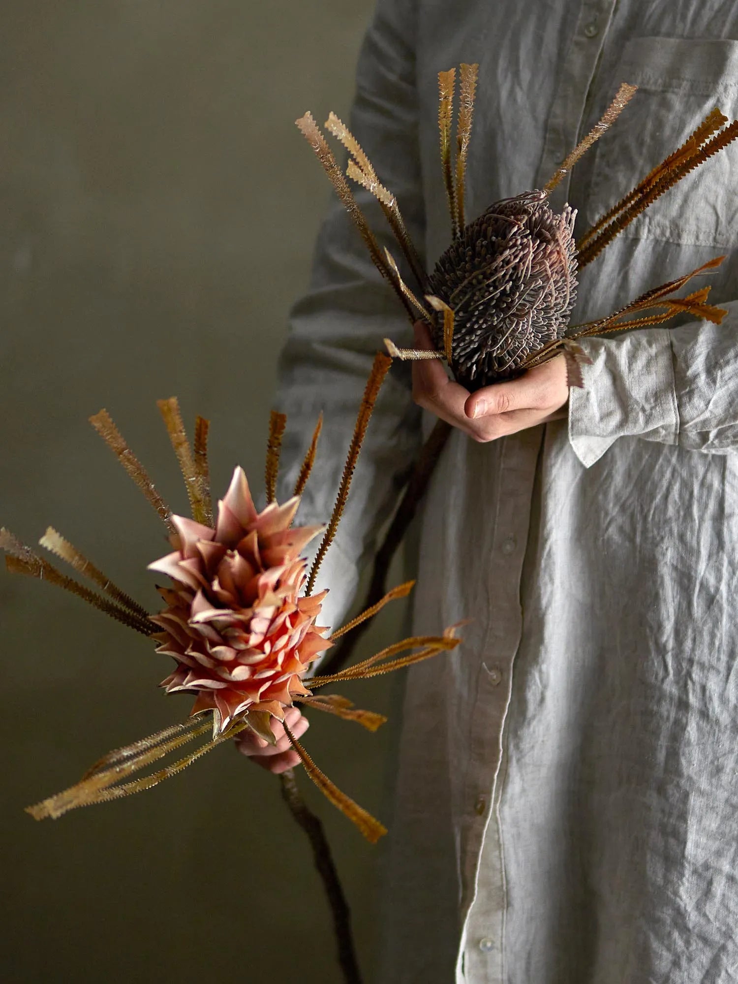 Der Palmflower Stiel in zartem Rosa bringt tropische Eleganz und pflegeleichte Frische in Ihr Zuhause.