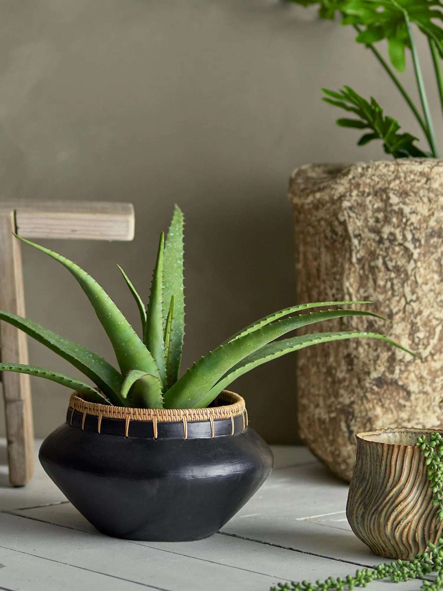 Die Aloe Künstliche Pflanze von Bloomingville bringt grünen Charme ins Heim, pflegeleicht und realistisch, ideal für jeden Raum.