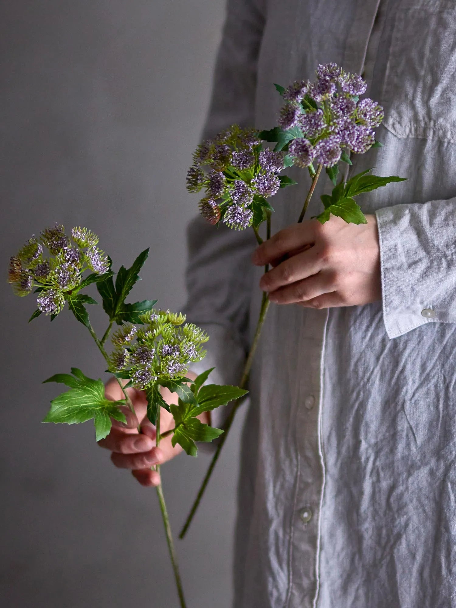 Ein eleganter violetter Throatwort Stiel von Bloomingville, der jedem Raum Farbe und Stil verleiht, ohne Pflegeaufwand.