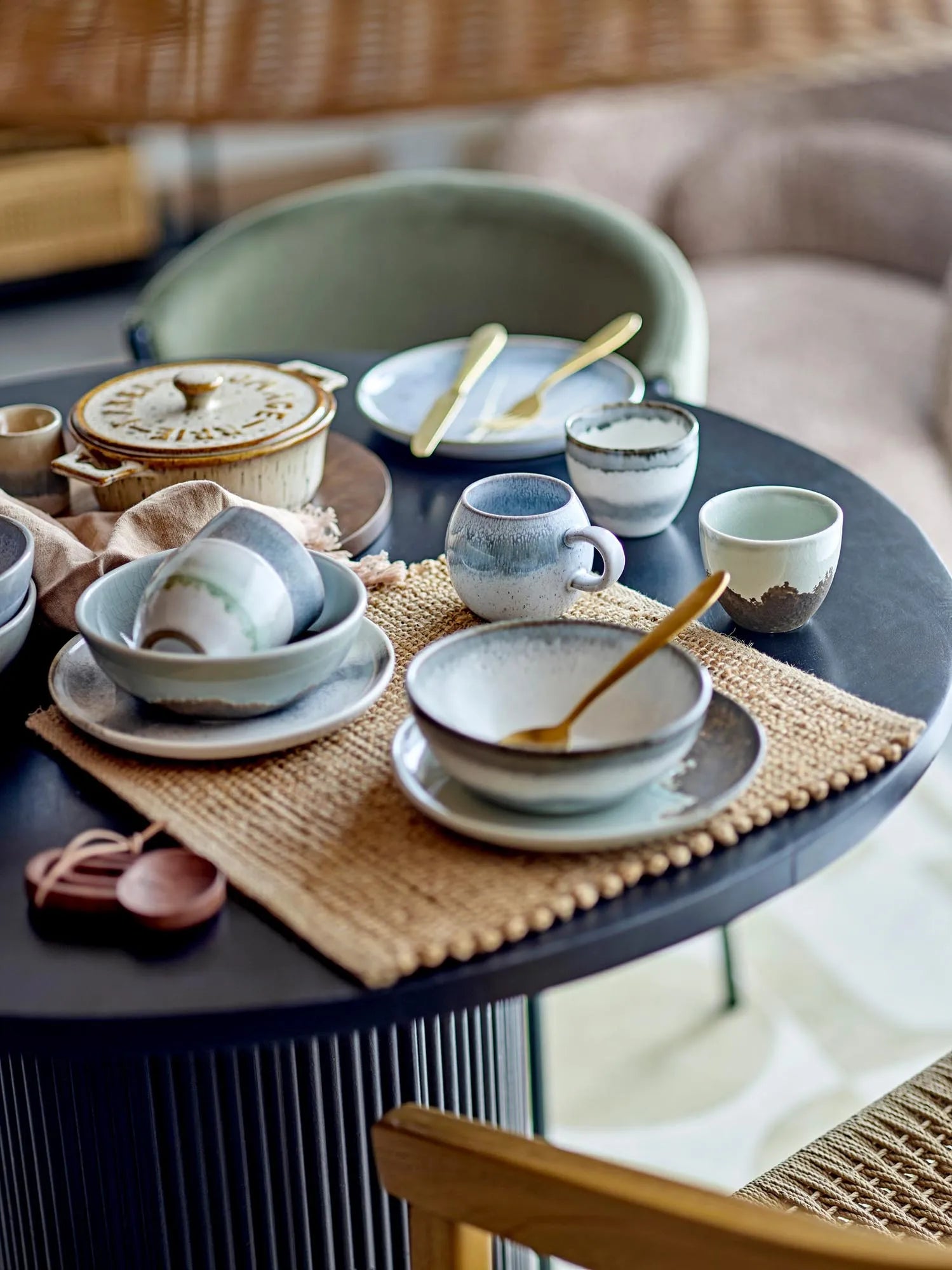 Elegantes Frühstücksset in Blau-Grau, handgefertigt aus robustem Steingut, ideal für stilvolle Morgen.