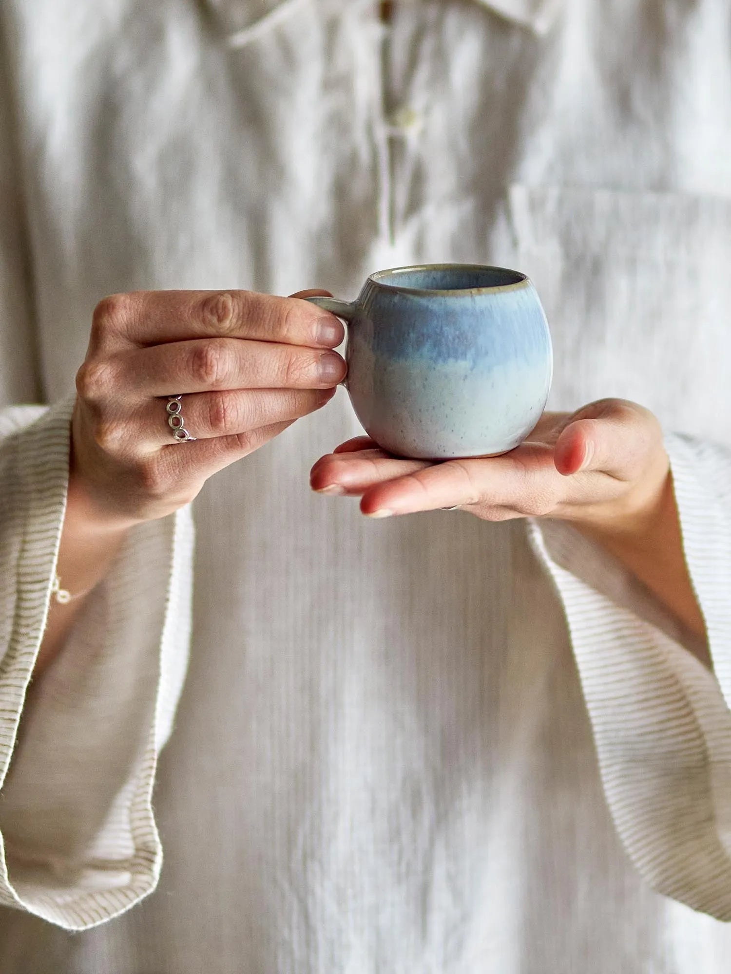 Die Paula Espressotasse in Blau von Bloomingville vereint robustes Steingut mit handgefertigtem Charme und ist ideal für Espresso.