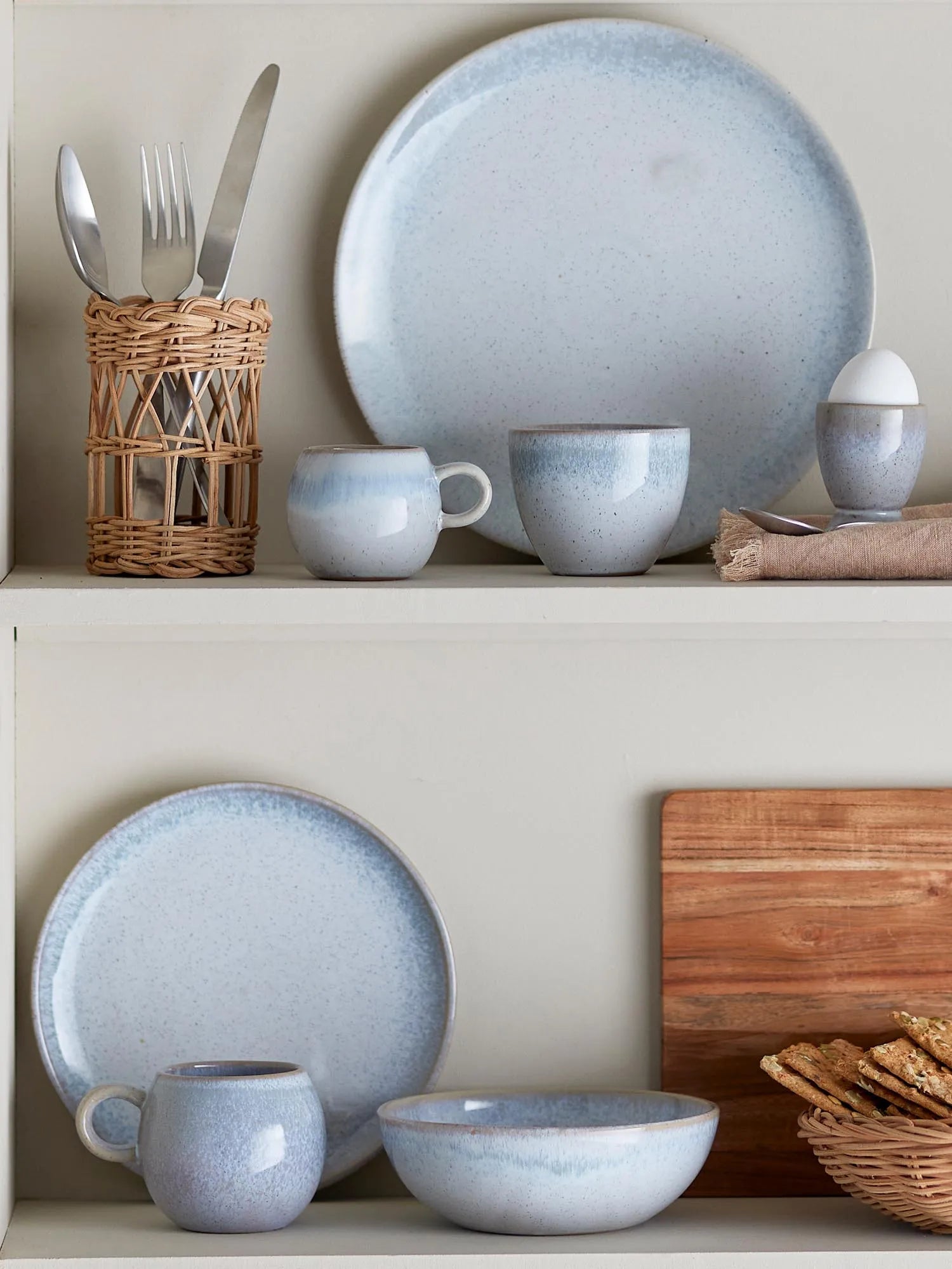 Paula Eierbecher, Blue, Steingut in Blau präsentiert im Onlineshop von KAQTU Design AG. Eierbecher ist von Bloomingville