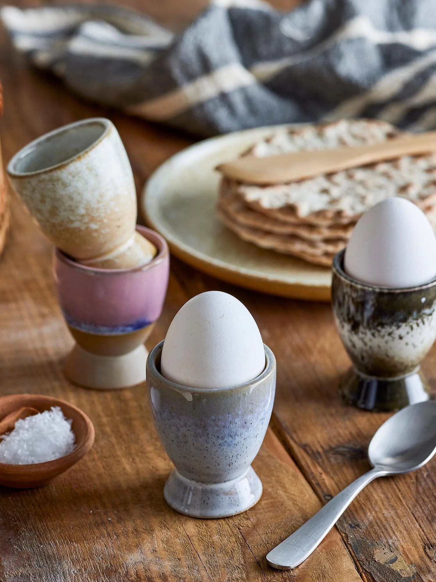 Eleganter grauer Steingut-Eierbecher von Bloomingville, handgefertigt mit rustikaler Glasur für stilvolle Frühstücksmomente.