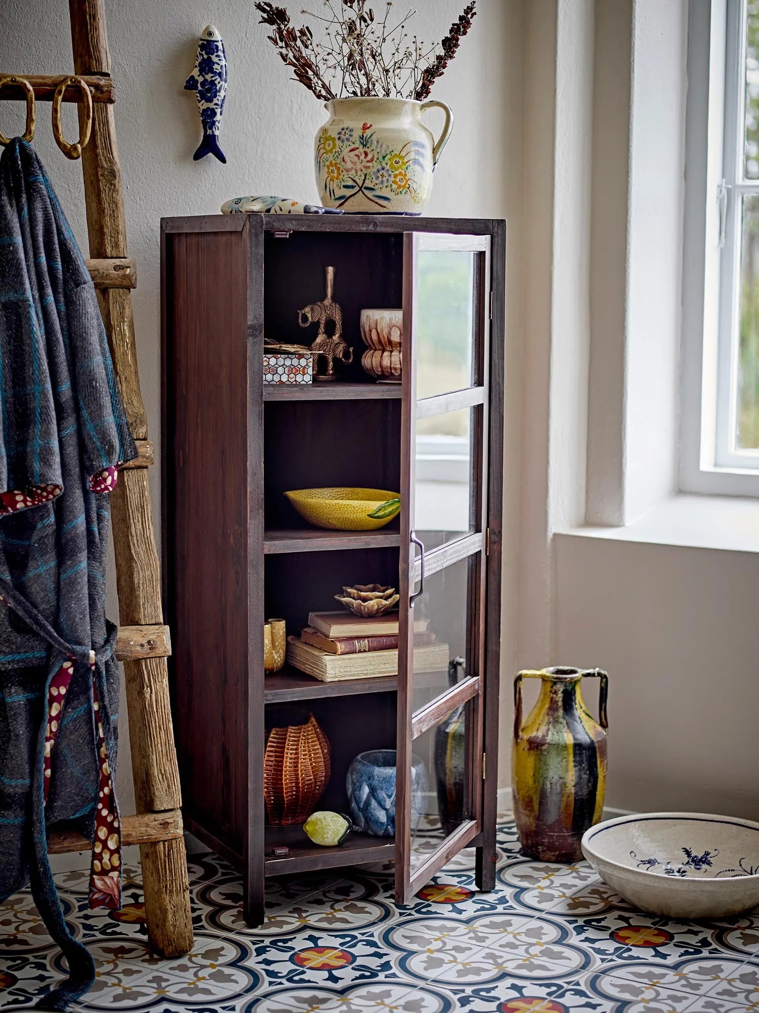 Die Aleni Schale aus Terrakotta besticht durch ihr blaues Blumenmuster und vereint traditionelles Handwerk mit modernem Design.