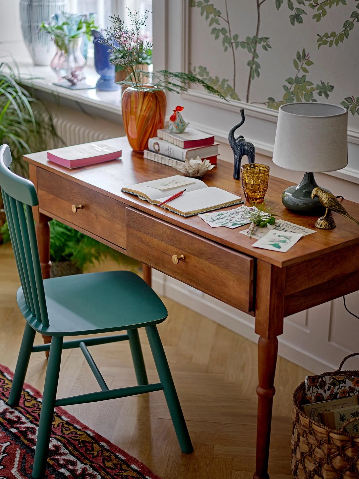 Die Sunny Vase in leuchtendem Orange ist ein handgefertigtes Glaskunstwerk, das Licht und Farbe in jeden Raum bringt.