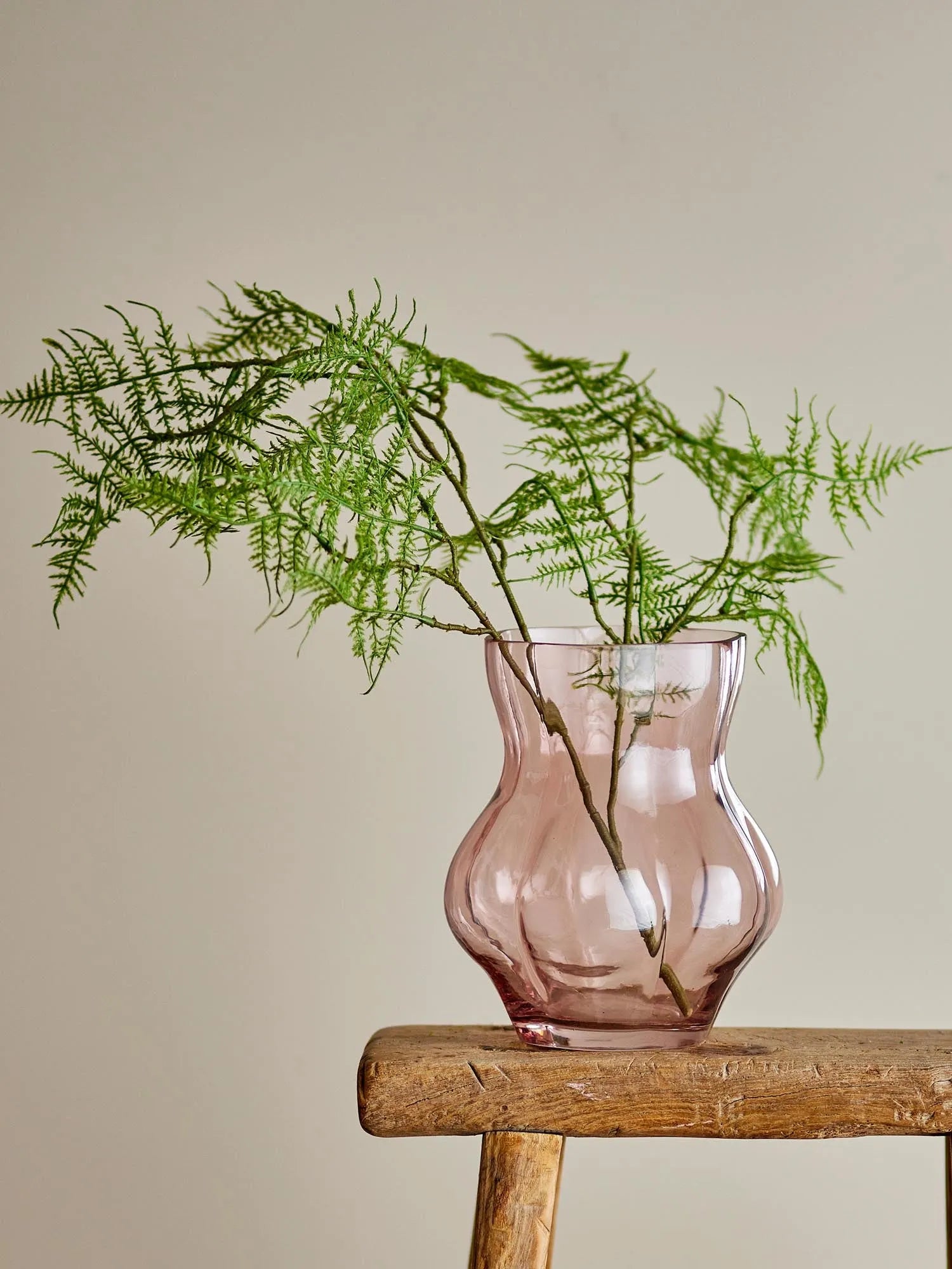 Die Tava Vase in sanftem Rosa vereint Eleganz und Vielseitigkeit, ideal für Blumen oder als stilvolles Dekorationsstück.