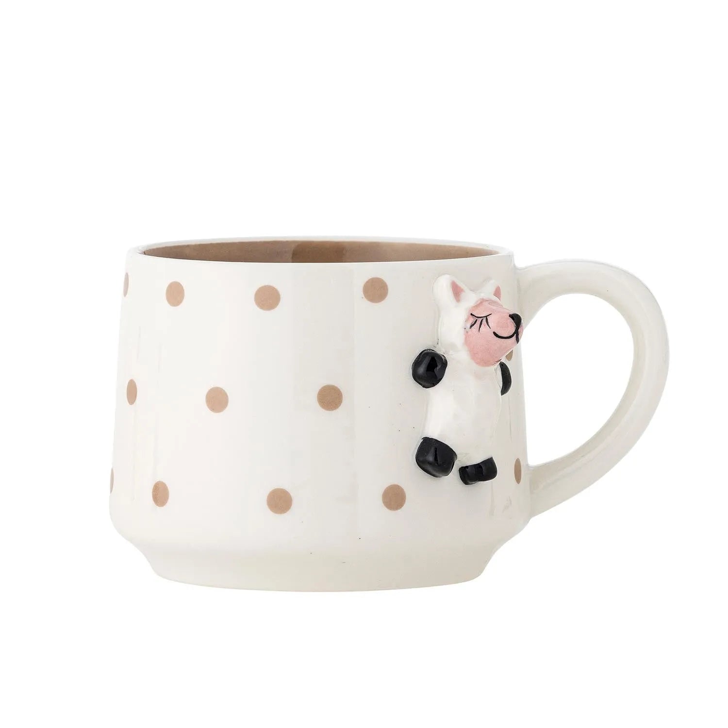 Die Dolly Tasse von Bloomingville MINI: Robustes Steingut, warmes Braun, handbemalte Punkte, niedliche Schaffigur – ideal für Kinder.