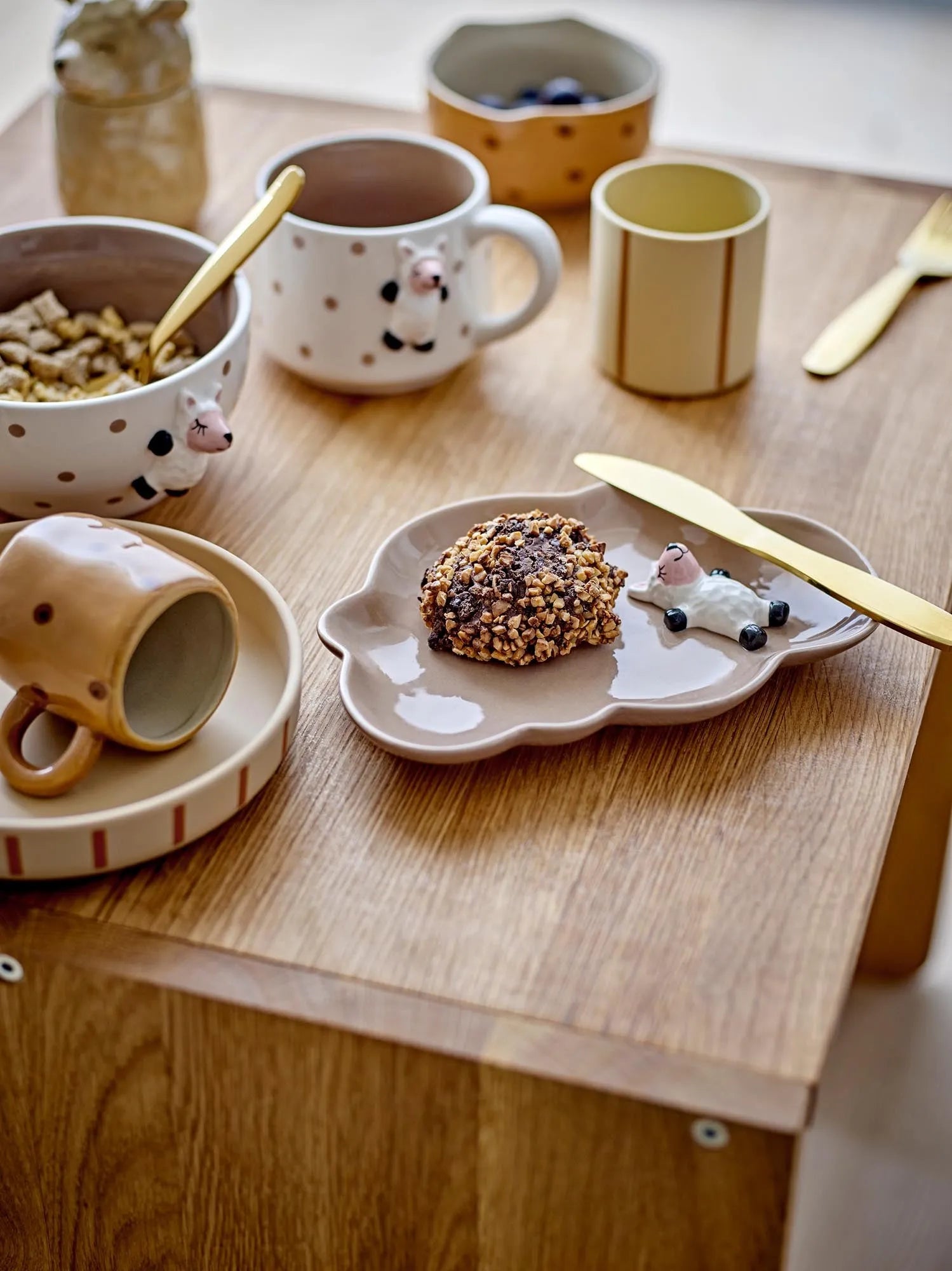 Charmante Steingutschale mit handbemaltem Schafmotiv, ideal für Snacks oder als dekoratives Element im Kinderzimmer.