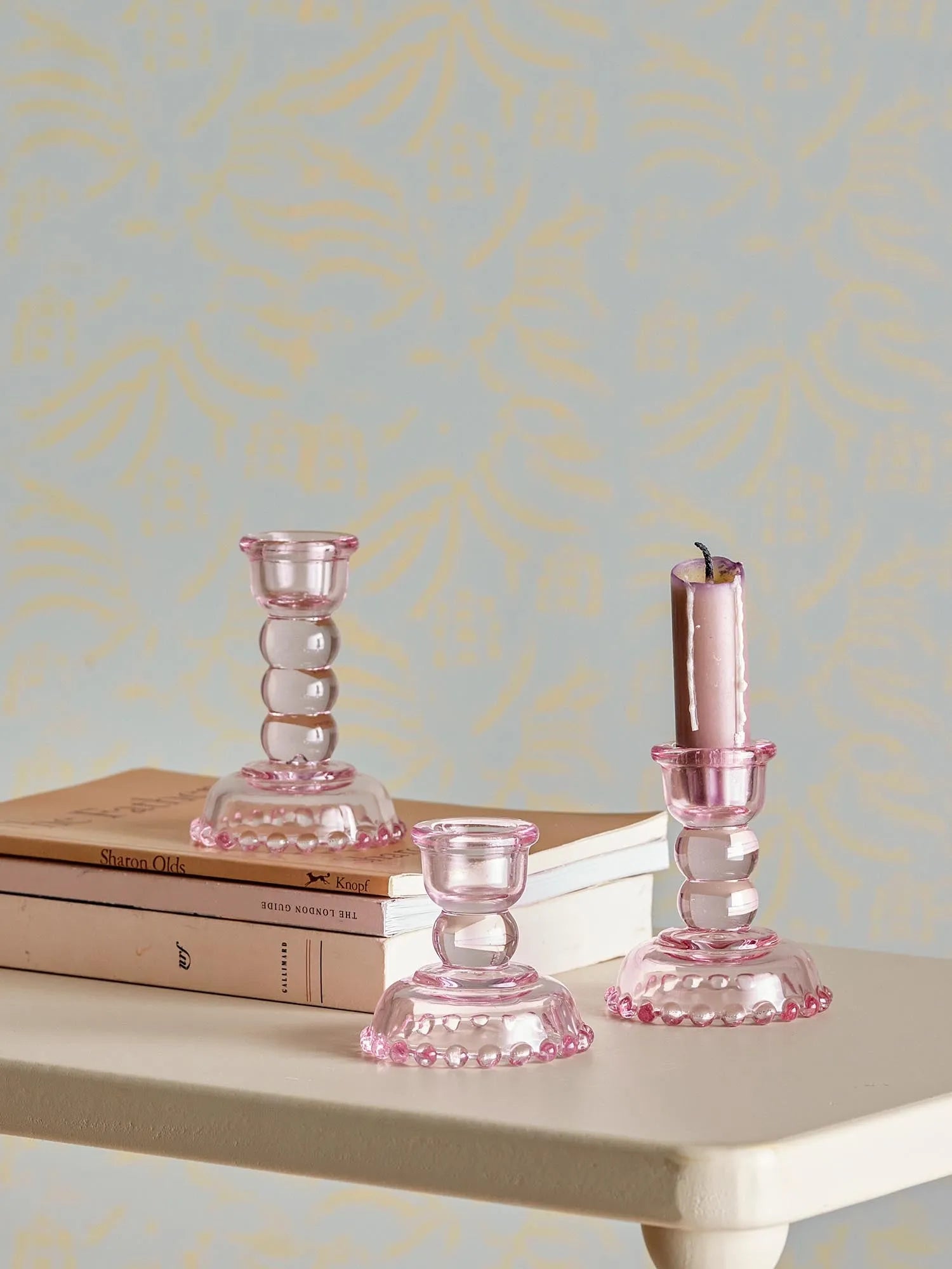 Delphia Kerzenhalter, Rose, Glas in Rose präsentiert im Onlineshop von KAQTU Design AG. Kerzenständer ist von Bloomingville