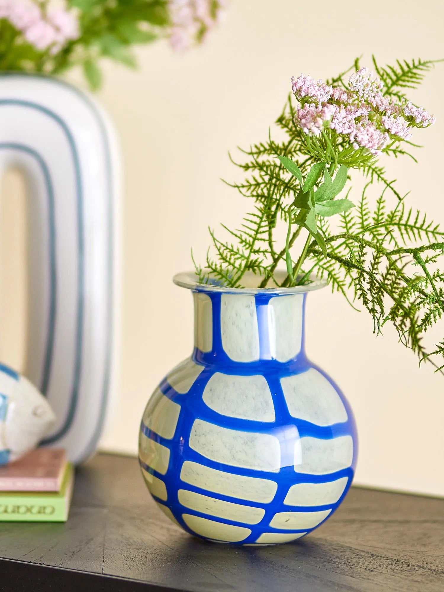 Kiran Vase, Blue, Glas in Blau präsentiert im Onlineshop von KAQTU Design AG. Vase ist von Bloomingville