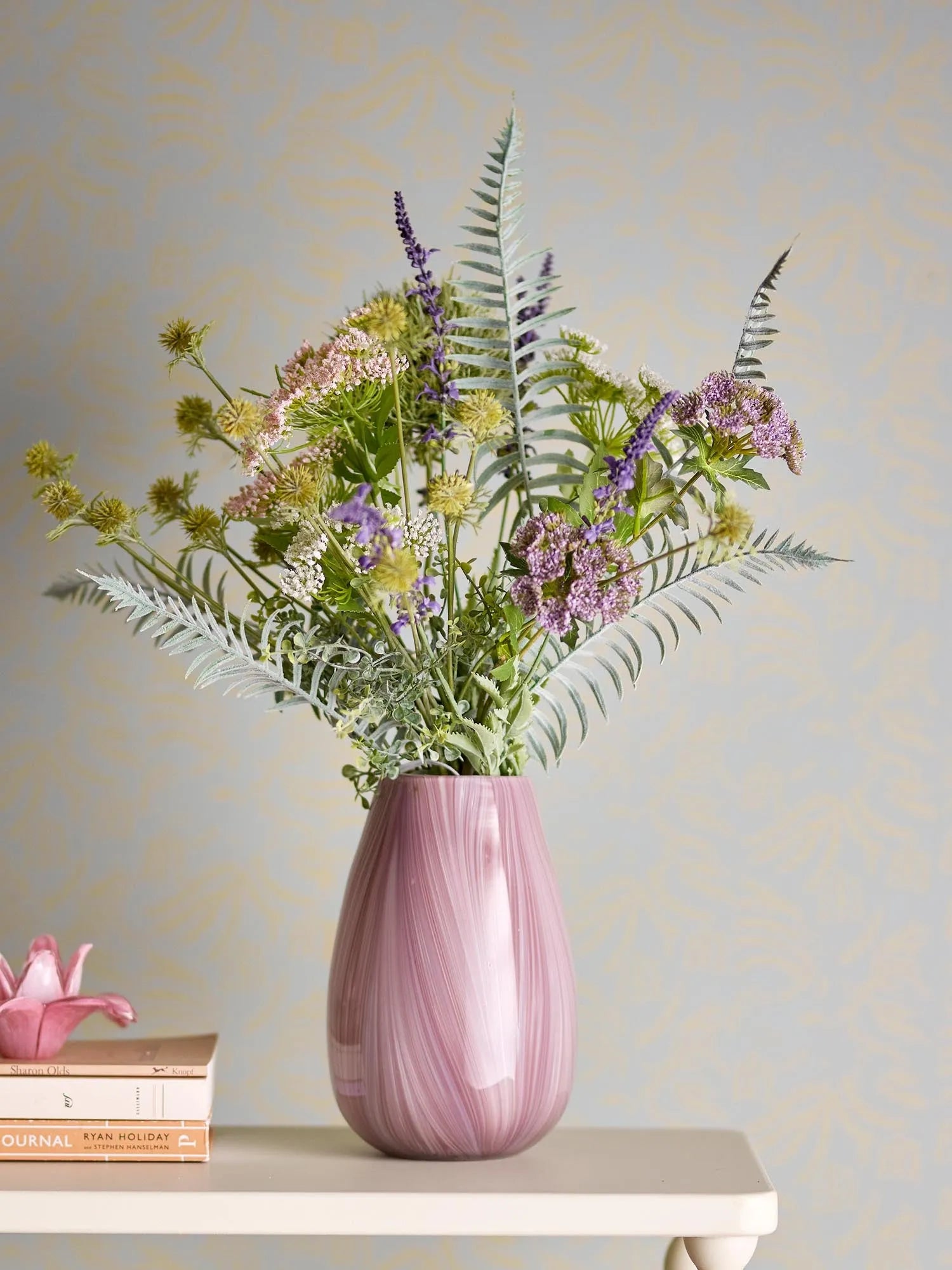 Die Ennis Vase in zartem Rosa von Bloomingville vereint skandinavische Eleganz mit langlebigem Glasdesign.